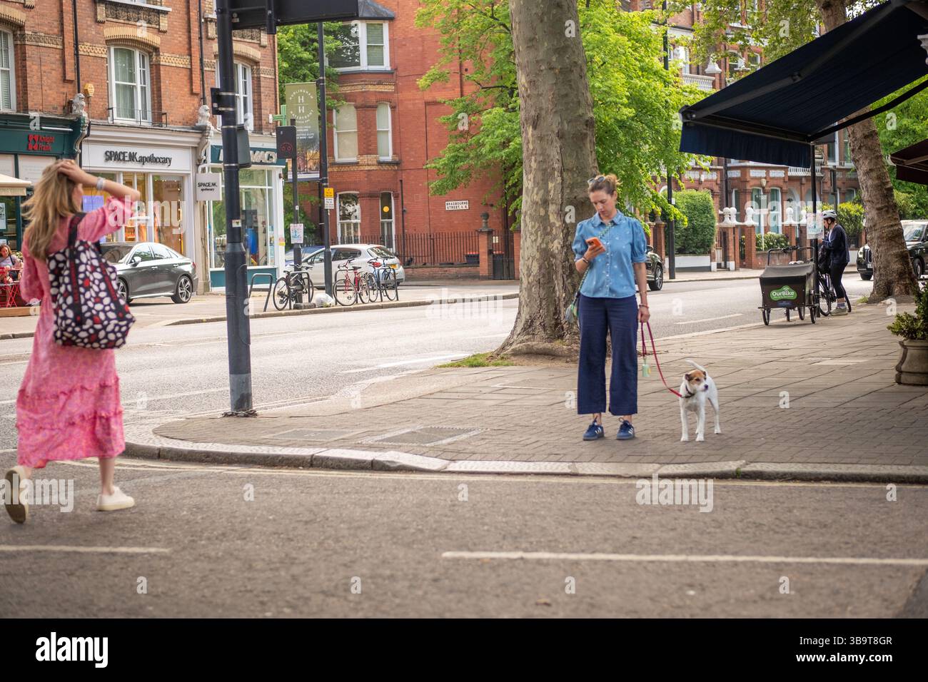 LONDON, 28. APRIL 2025: Offener Blick auf Menschen und Geschäfte auf der New Kings Road in Parsons Green, SW6 Stockfoto
