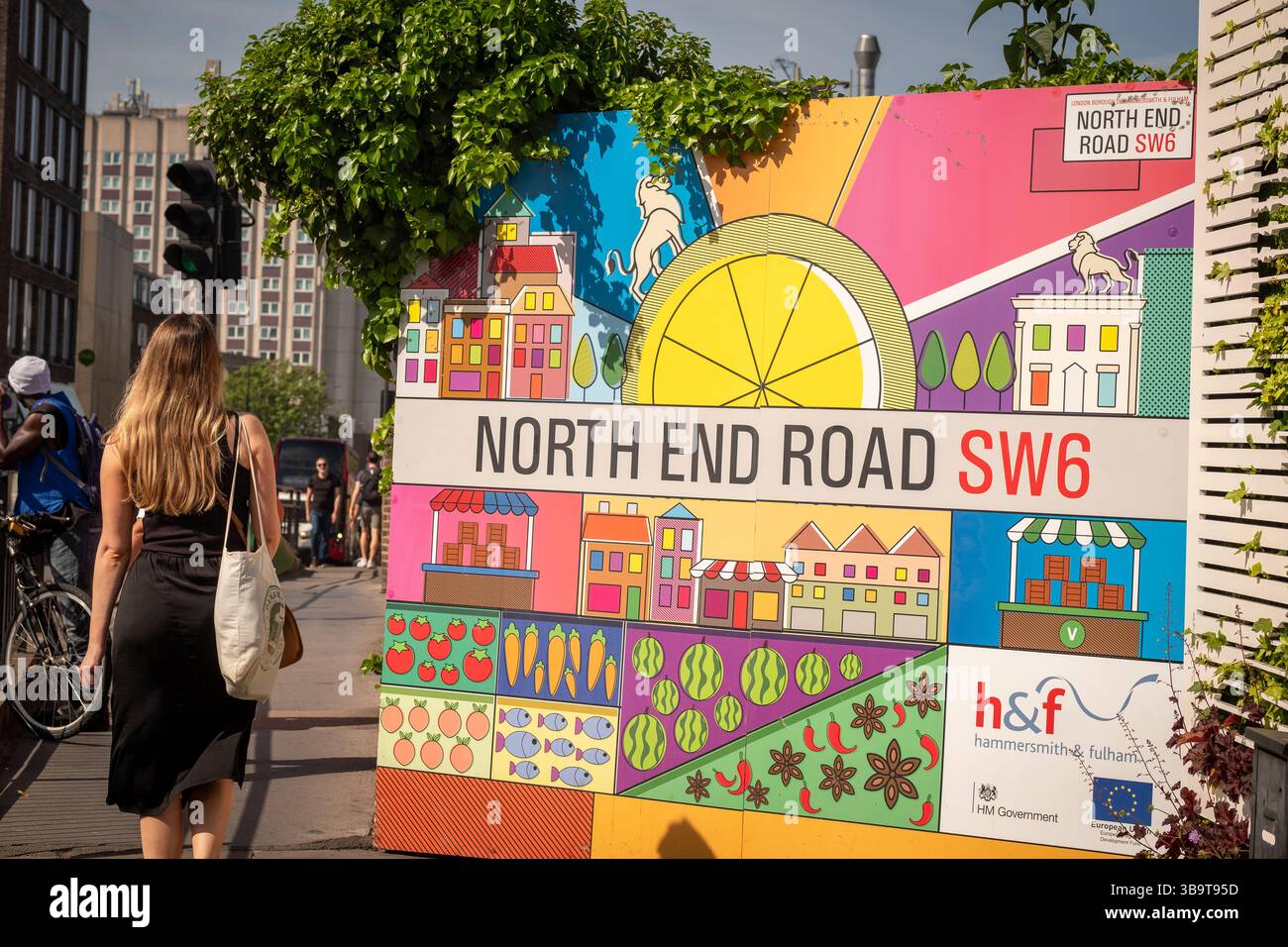 LONDON, 1. MAI 2025: Offener Blick auf die North End Road in Fulham, SW6. Stockfoto