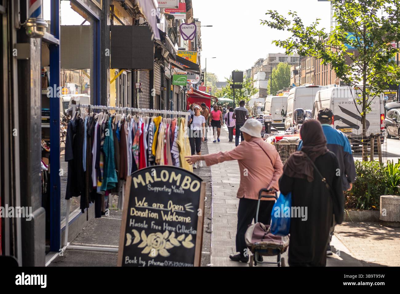 LONDON, 1. MAI 2025: Offener Blick auf die North End Road in Fulham, SW6. Stockfoto