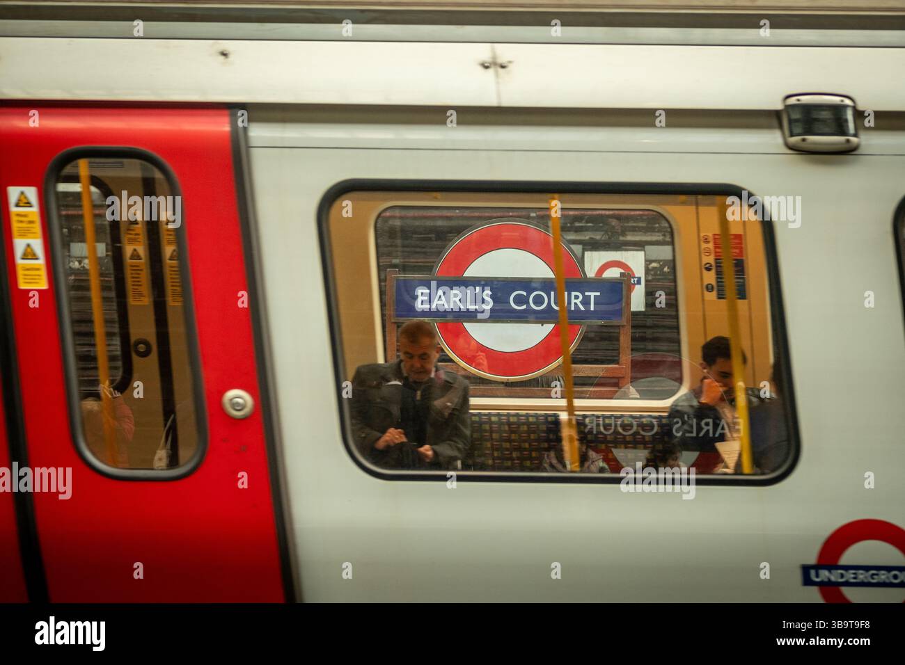 LONDON – 6. MAI 2025: Passagiere in der Londoner U-Bahn an der Earls Court Station Stockfoto