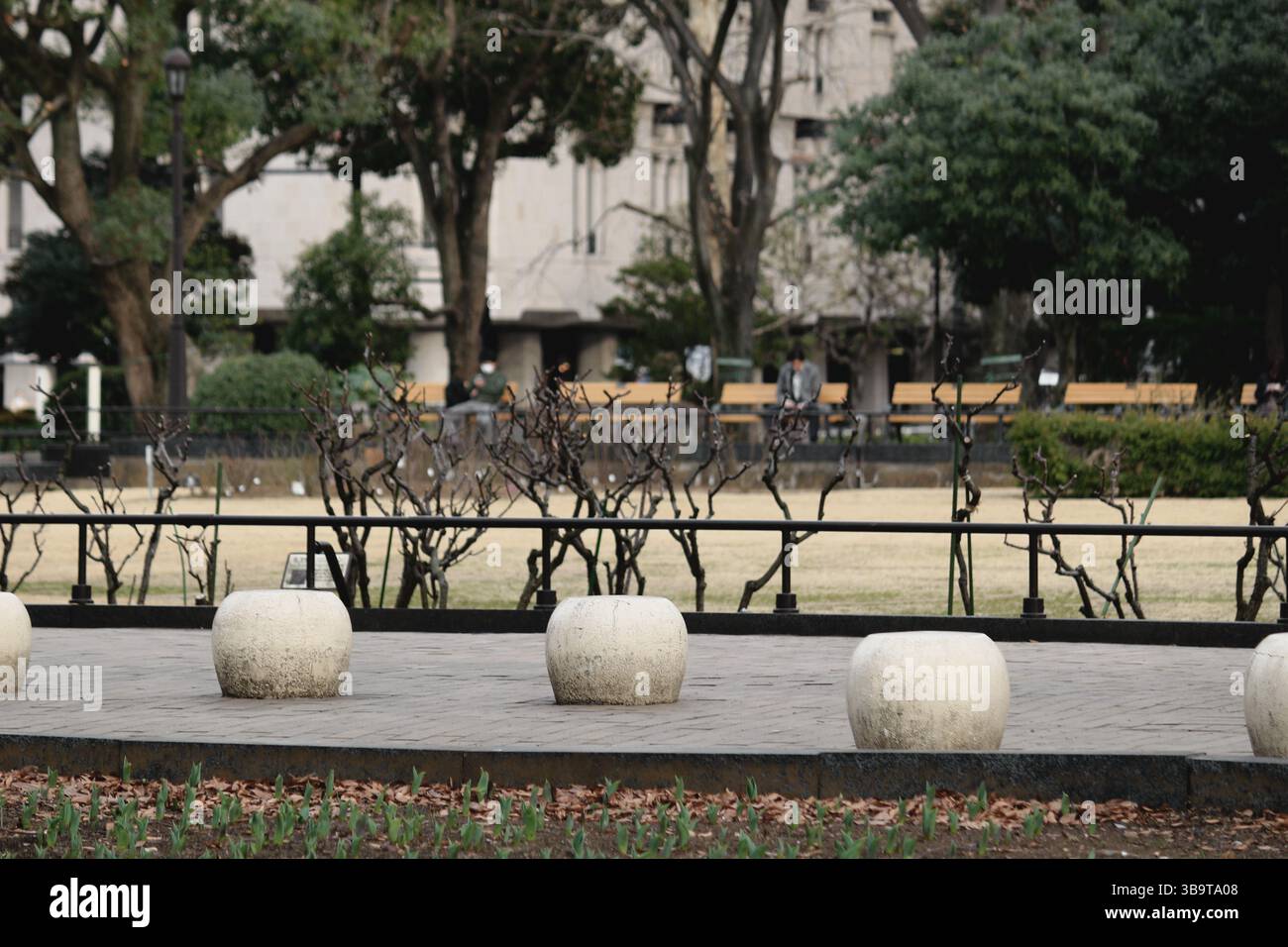 Alltagsszenen in Japan eine urbane Parklinie mit runden Betonhockern Stockfoto