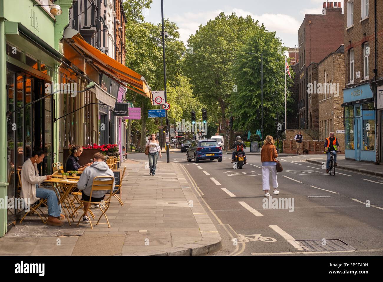 LONDON, 8. MAI 2025: Offener Blick auf die New Kings Road in Parsons Green, SW6 Stockfoto