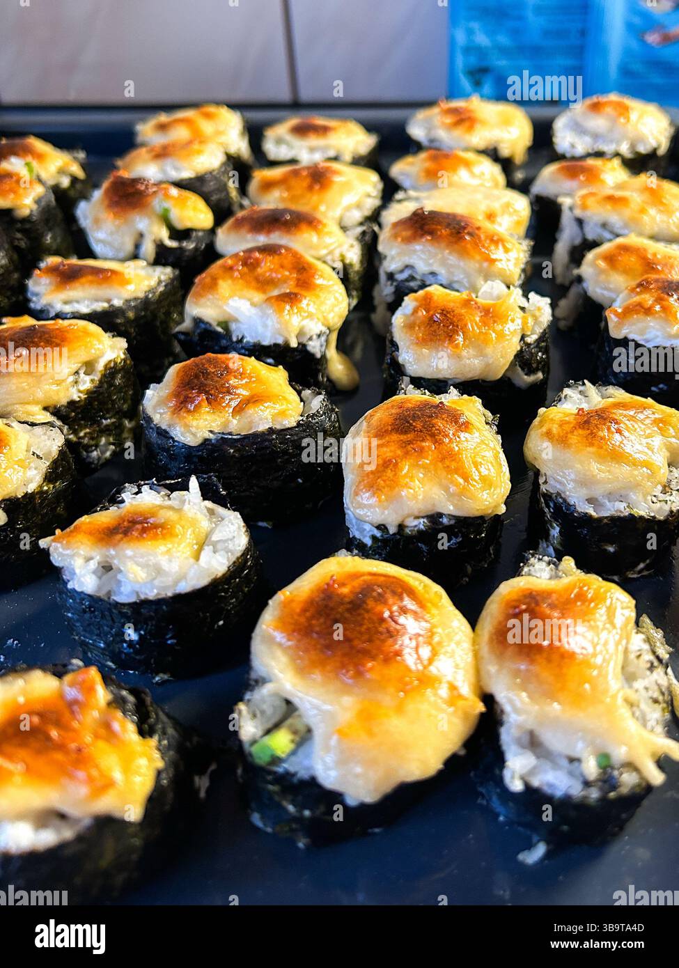 Gekochtes, handgefertigtes Sushi in der Küche. Amateur-Sushi-Brötchen Stockfoto