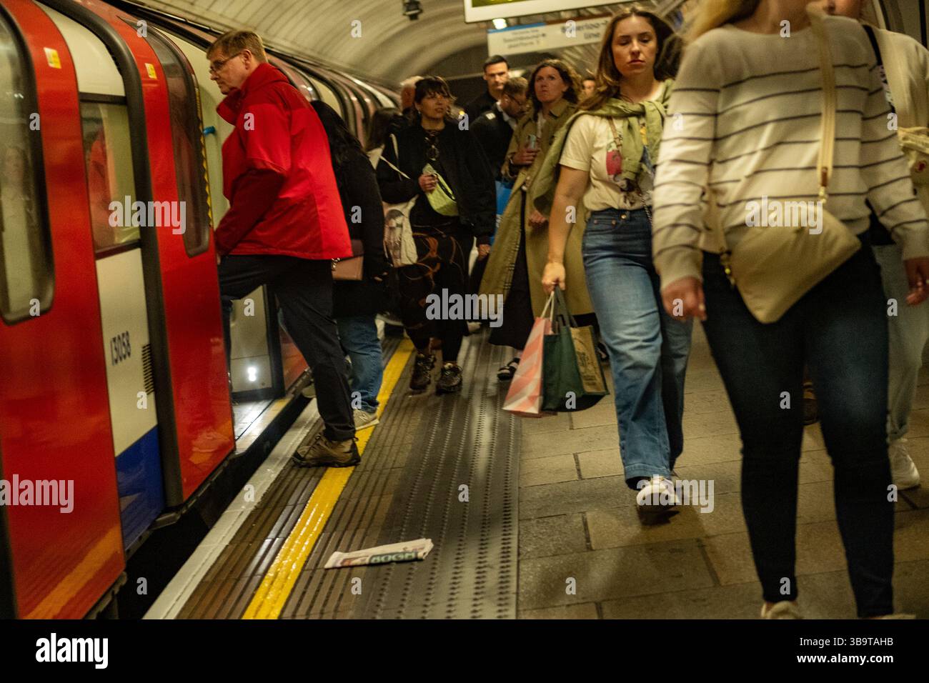 LONDON, 8. MAI 2025: Überfüllte Londoner U-Bahnsteige auf der Victoria Line Stockfoto
