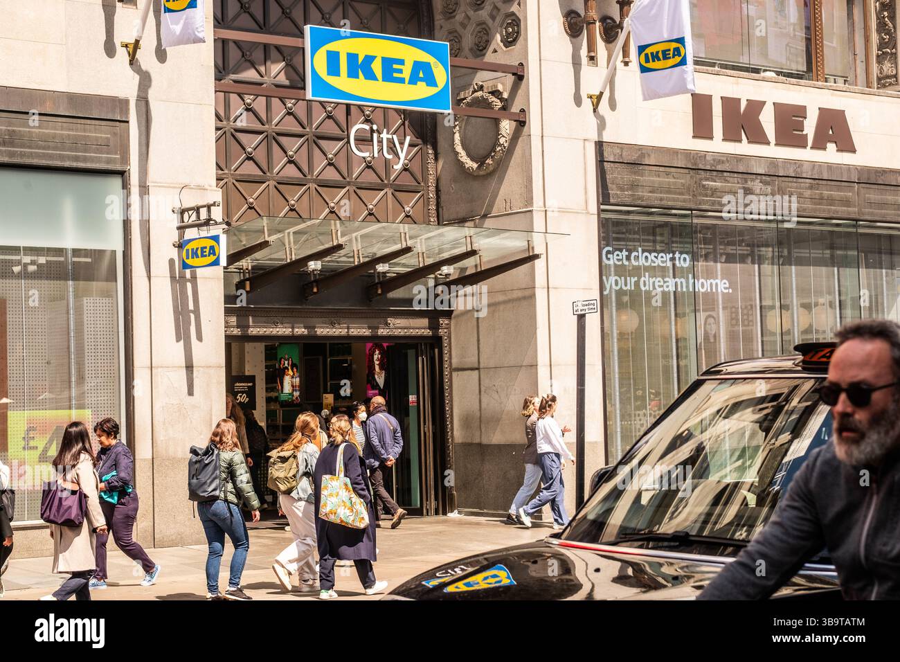 LONDON, 8. MAI 2025: IKEA-Geschäft in der Oxford Street. Ein bedeutender neuer Laden für den schwedischen multinationalen Einzelhändler. Stockfoto