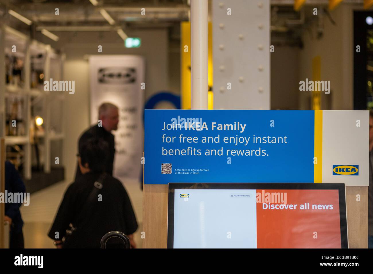LONDON, 8. MAI 2025: IKEA-Geschäft in der Oxford Street. Ein bedeutender neuer Laden für den schwedischen multinationalen Einzelhändler. Stockfoto
