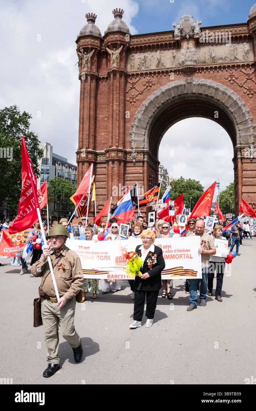 Barcelona, Spanien, 10. Mai 2025. Veteranen und Veteranenfamilien marschieren am 80. Jahrestag des Endes des Zweiten Weltkrieges durch den Arc de Triomf in Barcelona, um die russischen sowjetischen Soldaten zu gedenken, die während des Krieges gefallen sind. Zu den Marschierenden gehörten Familienmitglieder und Kriegsveteranen und sie flogen russische, sowjetische und Stalin-Fahnen. Es gab einen Anti-Kriegs-Protest und viele Mitglieder der Öffentlichkeit riefen Anti-Kriegs- und Anti-Putin-Botschaften gegen das Volk, während es marschierte. Barcelona, Spanien, 10. Mai 2025. Bild: Rob Watkins/Alamy Live News. Stockfoto