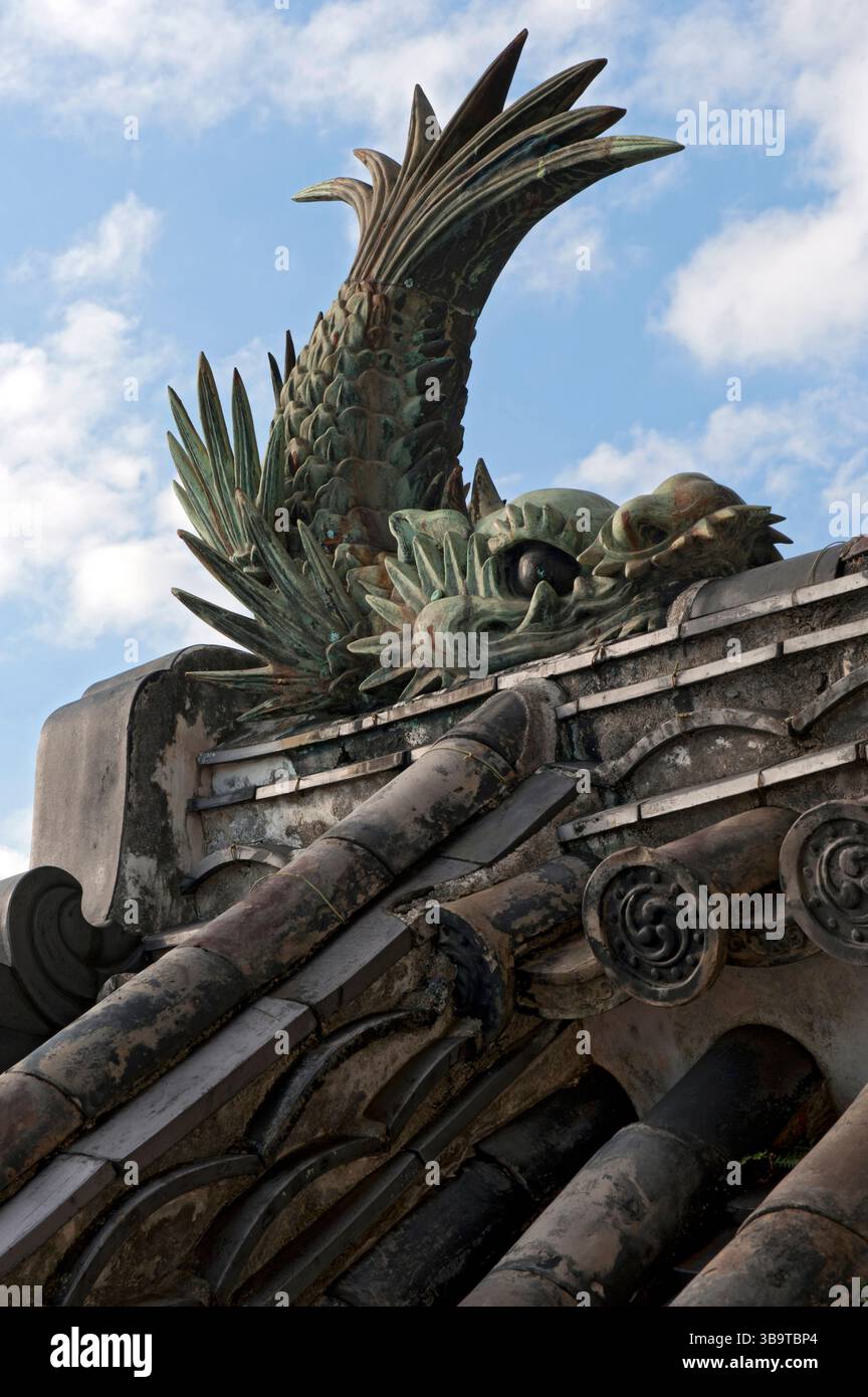 Die mythische Kreatur auf dem Dach der japanischen Burg heißt Shachihoko oder Shachi, ein fischähnliches Wesen mit Drachenkopf auf der Burg Kochi in Shikoku, Japan. Stockfoto