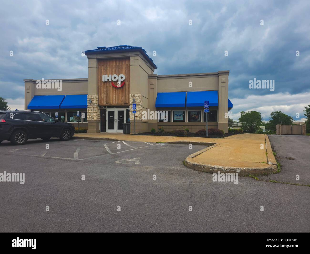 Utica, NY - 6. Dezember 2024: View of IHOP Cafe ist eine bekannte amerikanische multinationale Pancake-House-Kette, die sich auf Frühstücksgerichte spezialisiert hat Stockfoto