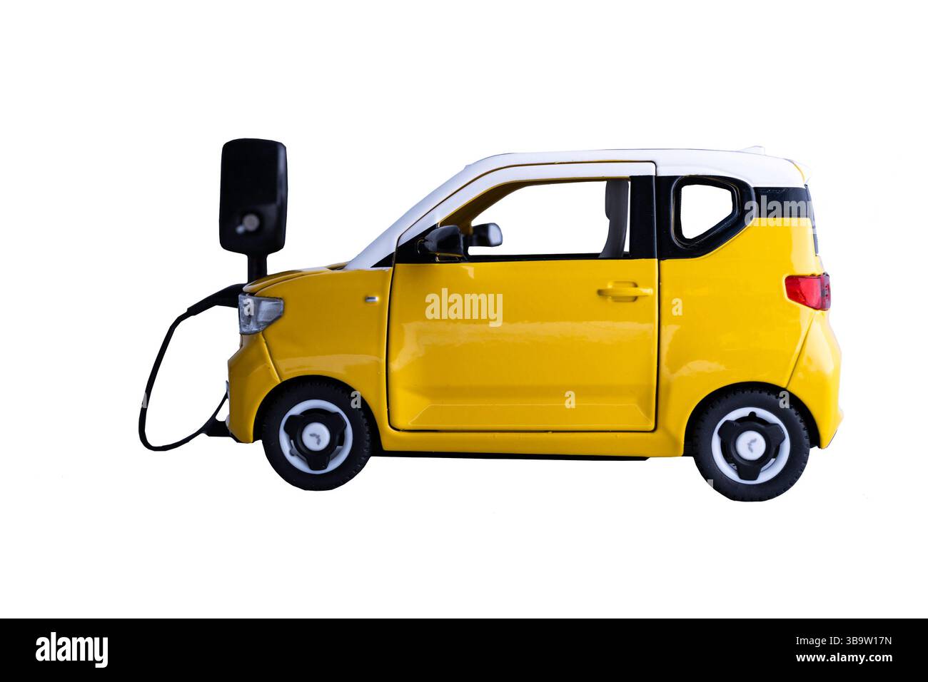 Ein gelbes kompaktes Elektroauto wird an eine Ladestation angeschlossen. Das kleine städtische Fahrzeug verfügt über ein modernes Design mit Schwarz-weiß-Details, Konzepte t Stockfoto