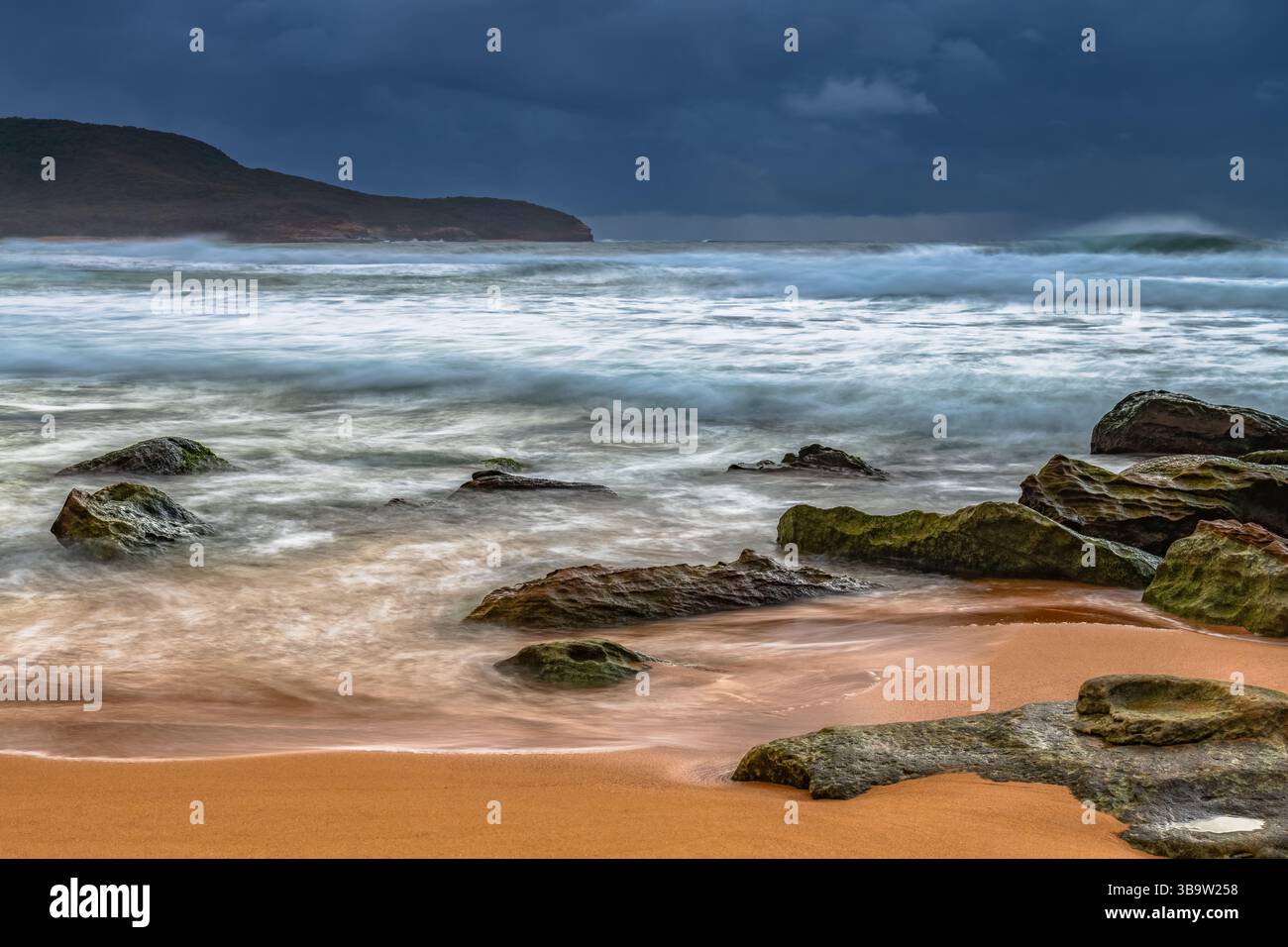 Moody Sunrise Seascape am Killcare Beach an der Central Coast von NSW, Australien. Stockfoto