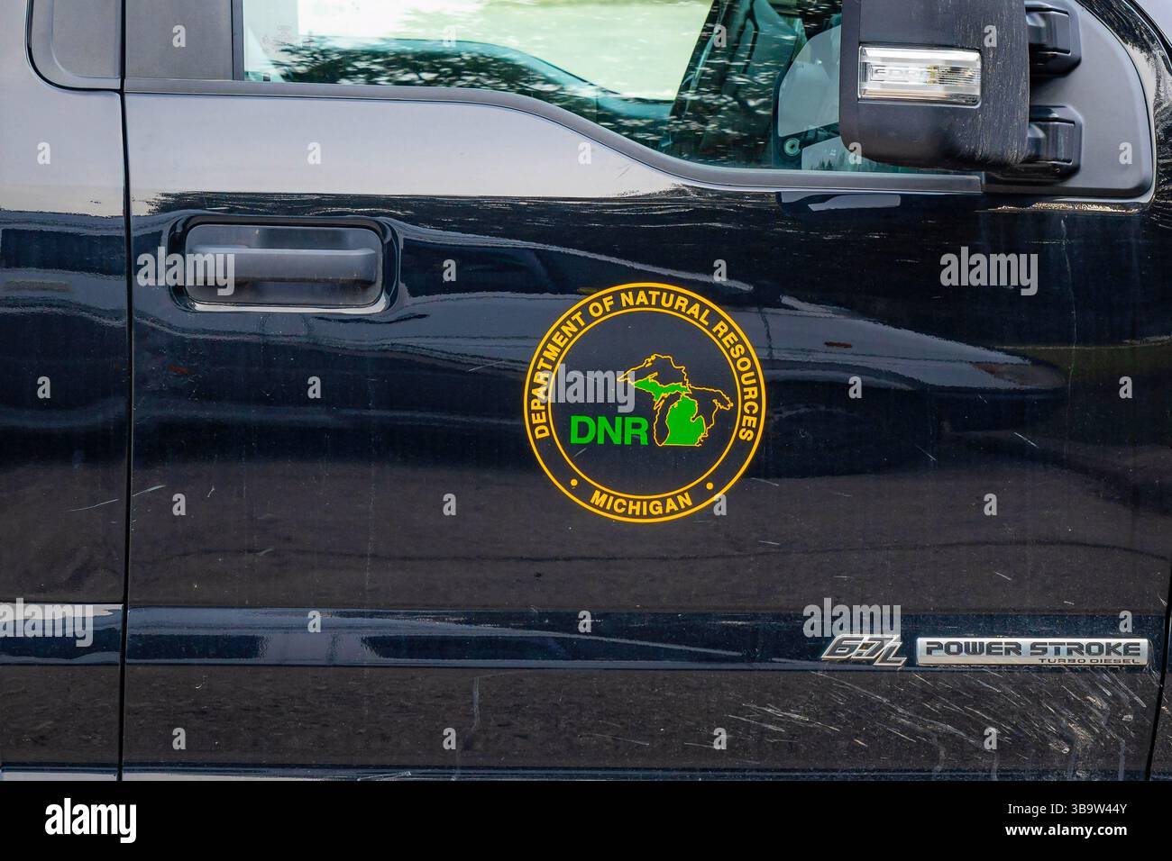 Kich-Iki-Kipi, MI, USA - 28.04.2025: Nahaufnahme des Logos des Michigan Department of Natural Resources auf einem Fahrzeug mit dem Bundesstaat Michigan Stockfoto