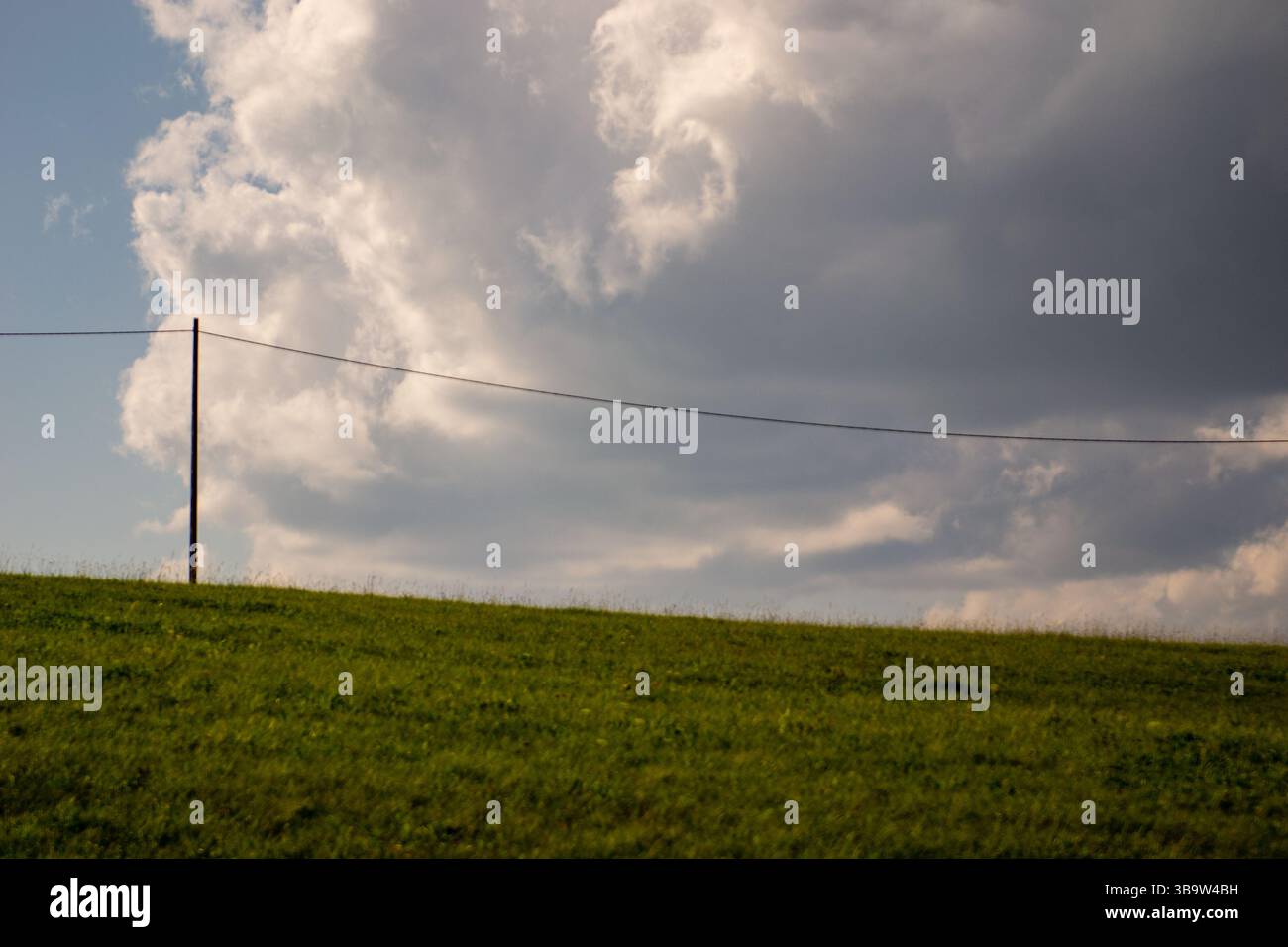 Power Line und dramatische Wolken Stockfoto