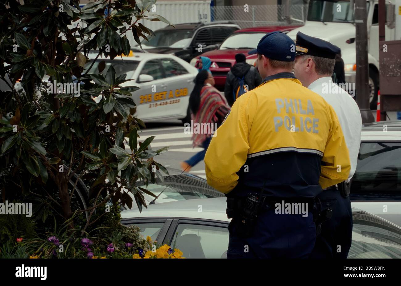 PHILADELPHIA, USA – 6. APRIL 2017: Polizeibeamte aus Philadelphia patrouillieren in den Straßen von Pennsylvania Stockfoto