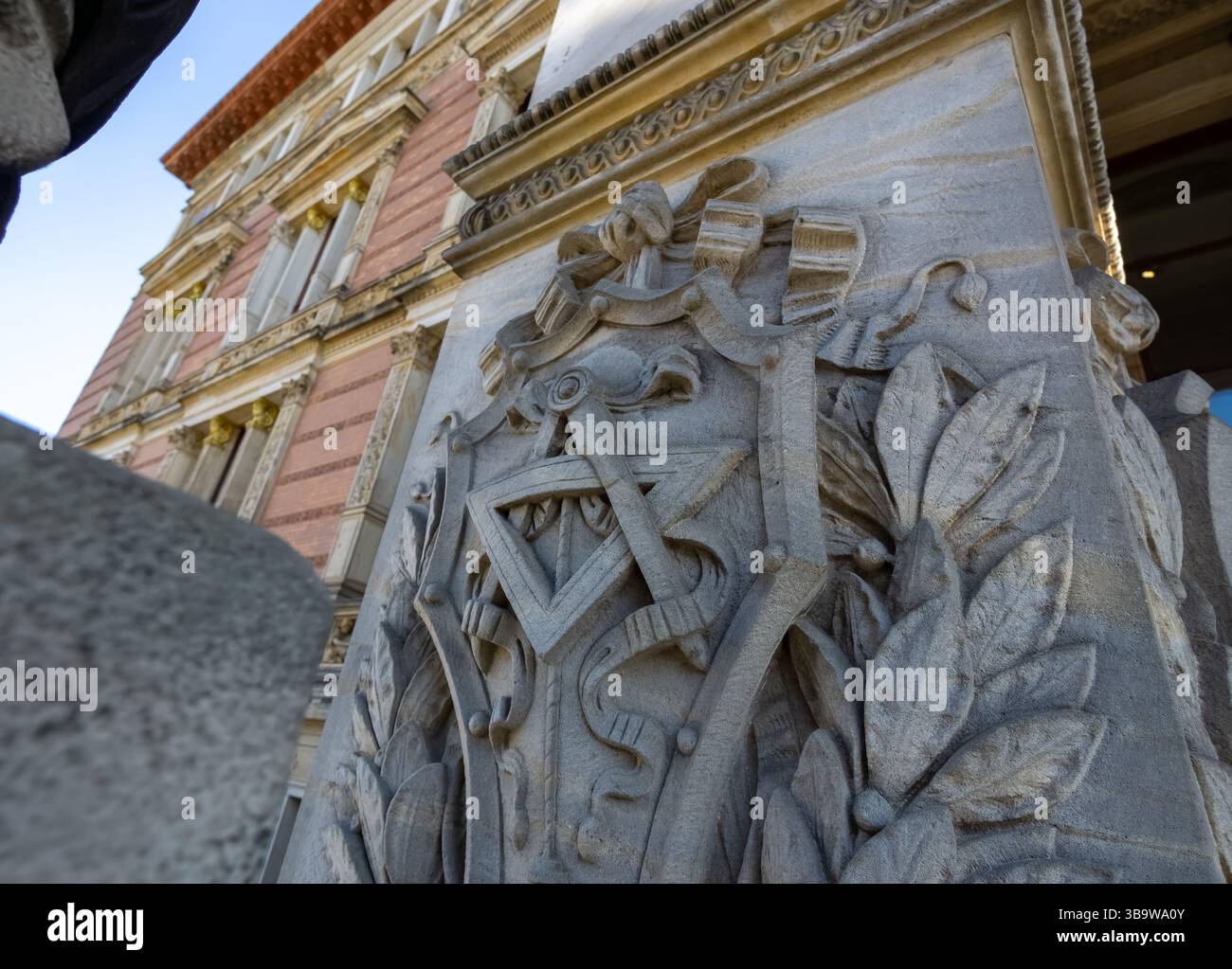 Freimaurerplatz und Kompass in die Fassade des Gropius Bau, einem historischen Gebäude in Berlin, eingemeißelt. Stockfoto