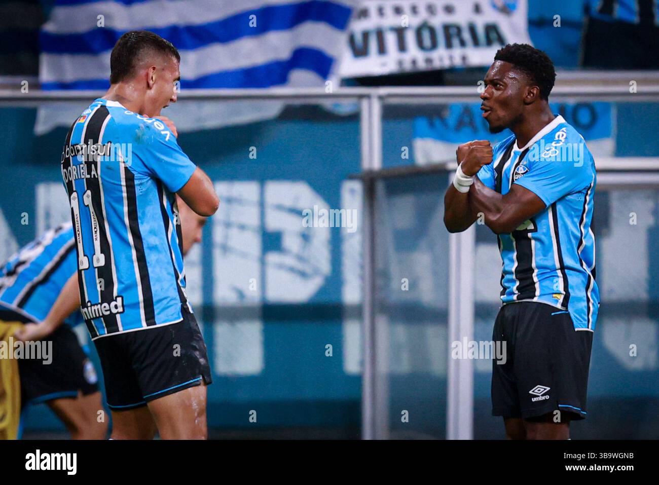 Porto Alegre, Brasilien. Mai 2025. PORTO ALEGRE-RS, 10.05.2025: Francis Amuzu do GrÍmio abre o placar e comemora com Miguel Monsalve durante a partida entre GrÍmio e Red Bull Bragantino, em jogo V·lido pelo Campeonato Brasieliro 2025, na Arena do GrÍmio, neste s·bado 10. Foto: Richard Ducker/DiaEsportivo Credit: DiaEsportivo/Alamy Live News Stockfoto