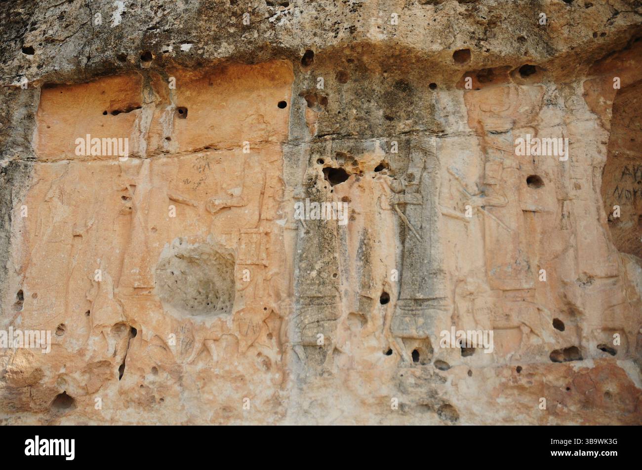 Dohuk. Mai 2025. Dieses Foto vom 10. Mai 2025 zeigt die Assyrischen Reliefs in der Halamata-Höhle in der Provinz Dohuk, Irak. Quelle: Duan Minfu/Xinhua/Alamy Live News Stockfoto