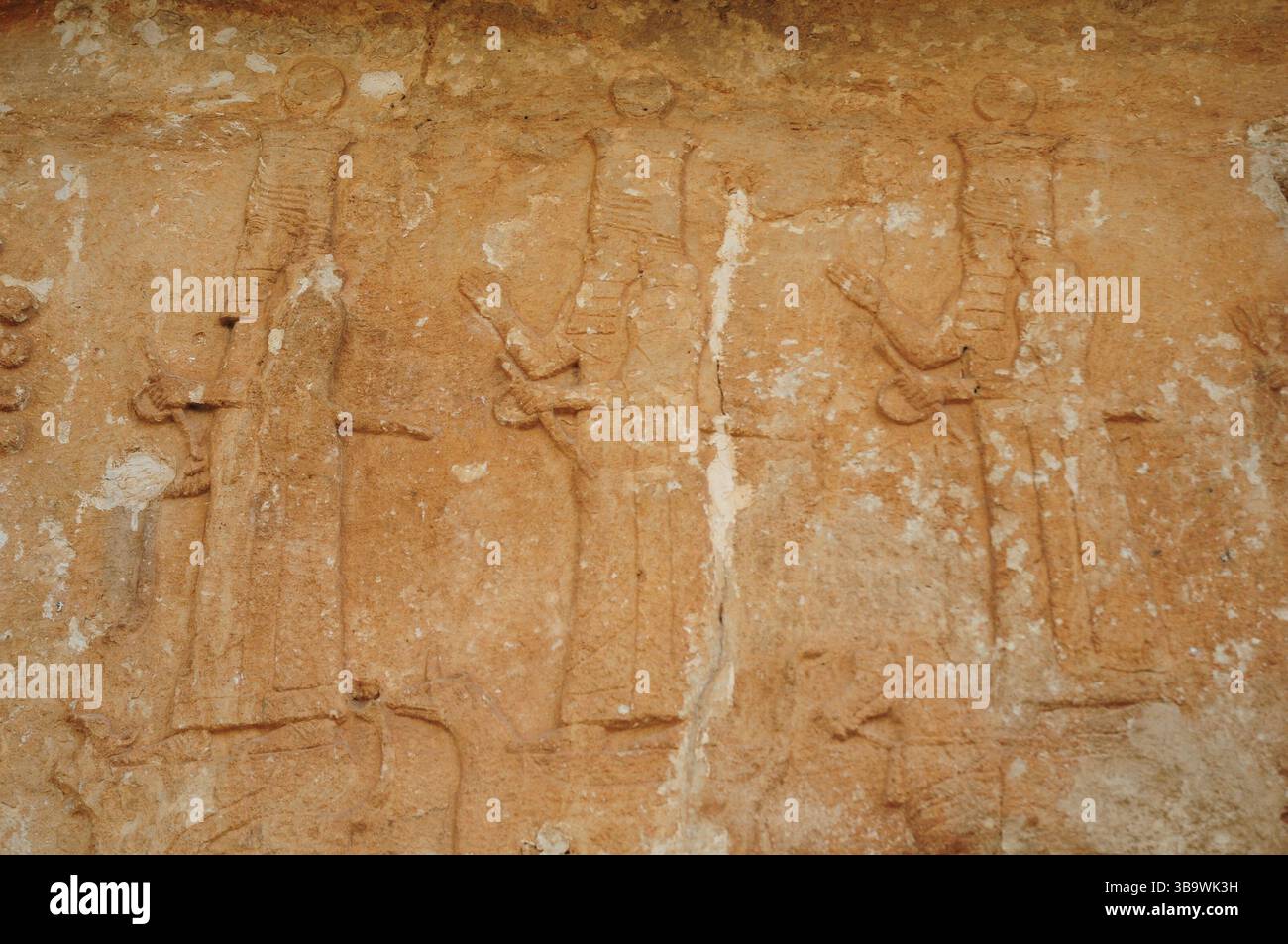Dohuk. Mai 2025. Dieses Foto vom 10. Mai 2025 zeigt die Assyrischen Reliefs in der Halamata-Höhle in der Provinz Dohuk, Irak. Quelle: Duan Minfu/Xinhua/Alamy Live News Stockfoto