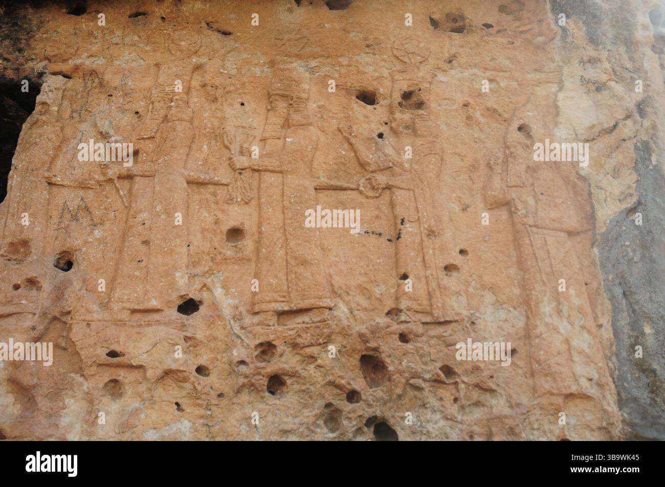 Dohuk. Mai 2025. Dieses Foto vom 10. Mai 2025 zeigt die Assyrischen Reliefs in der Halamata-Höhle in der Provinz Dohuk, Irak. Quelle: Duan Minfu/Xinhua/Alamy Live News Stockfoto