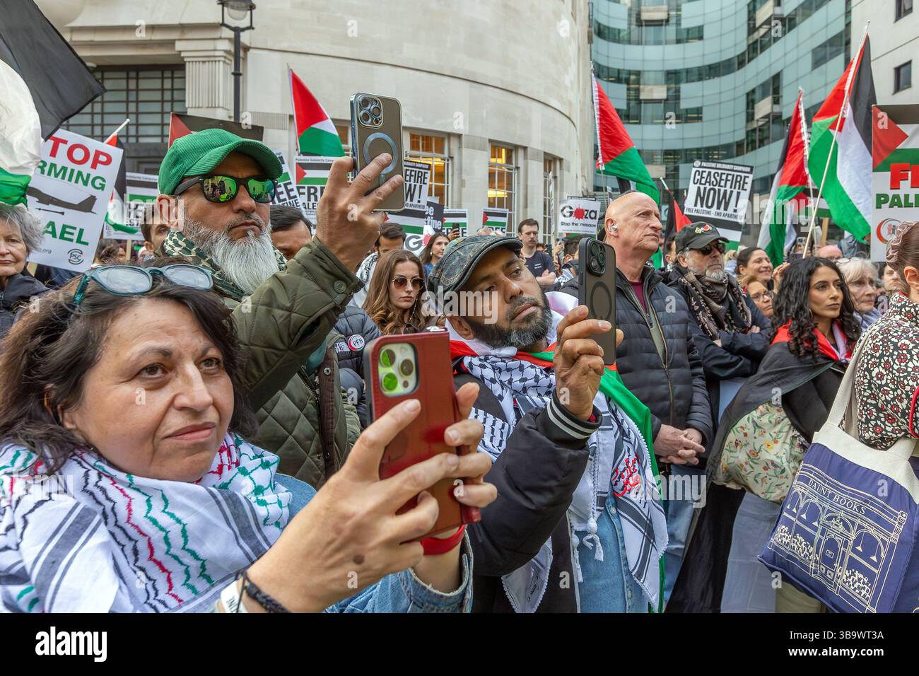 BBC Broadcasting House, London – 8. Mai 2025 vor dem Hauptquartier der BBC fand ein Notfall-Protest statt, der von der Palästinensischen Solidaritätskampagne, der Stop the war Coalition, dem Palästinensischen Forum in Großbritannien und Freunden von Al-Aqsa organisiert wurde. Die Demonstration wurde abgehalten, um die voreingenommene Berichterstattung der BBC über Israels anhaltenden Völkermord in Gaza zu verurteilen. Abdullah Bailey/Alamy Stockfoto