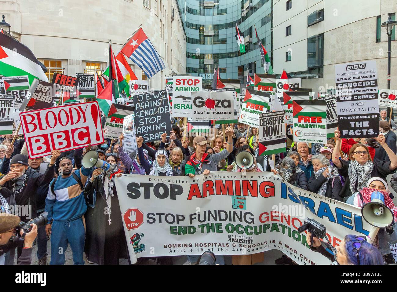 BBC Broadcasting House, London – 8. Mai 2025 vor dem Hauptquartier der BBC fand ein Notfall-Protest statt, der von der Palästinensischen Solidaritätskampagne, der Stop the war Coalition, dem Palästinensischen Forum in Großbritannien und Freunden von Al-Aqsa organisiert wurde. Die Demonstration wurde abgehalten, um die voreingenommene Berichterstattung der BBC über Israels anhaltenden Völkermord in Gaza zu verurteilen. Abdullah Bailey/Alamy Stockfoto