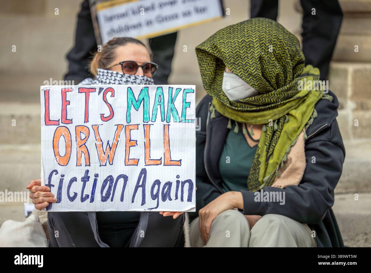 BBC Broadcasting House, London – 8. Mai 2025 vor dem Hauptquartier der BBC fand ein Notfall-Protest statt, der von der Palästinensischen Solidaritätskampagne, der Stop the war Coalition, dem Palästinensischen Forum in Großbritannien und Freunden von Al-Aqsa organisiert wurde. Die Demonstration wurde abgehalten, um die voreingenommene Berichterstattung der BBC über Israels anhaltenden Völkermord in Gaza zu verurteilen. Abdullah Bailey/Alamy Stockfoto