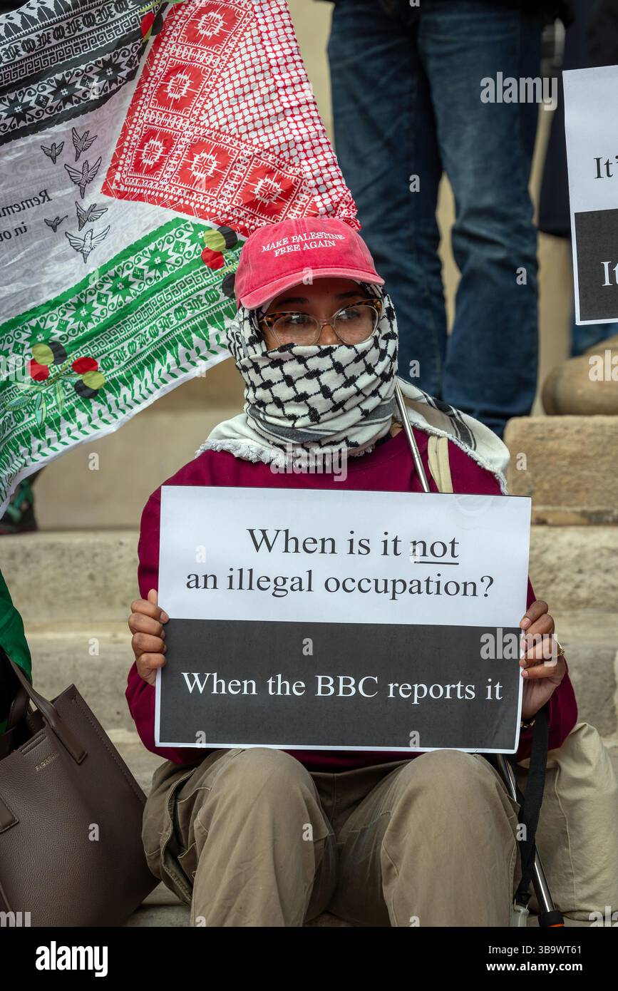 BBC Broadcasting House, London – 8. Mai 2025 vor dem Hauptquartier der BBC fand ein Notfall-Protest statt, der von der Palästinensischen Solidaritätskampagne, der Stop the war Coalition, dem Palästinensischen Forum in Großbritannien und Freunden von Al-Aqsa organisiert wurde. Die Demonstration wurde abgehalten, um die voreingenommene Berichterstattung der BBC über Israels anhaltenden Völkermord in Gaza zu verurteilen. Abdullah Bailey/Alamy Stockfoto