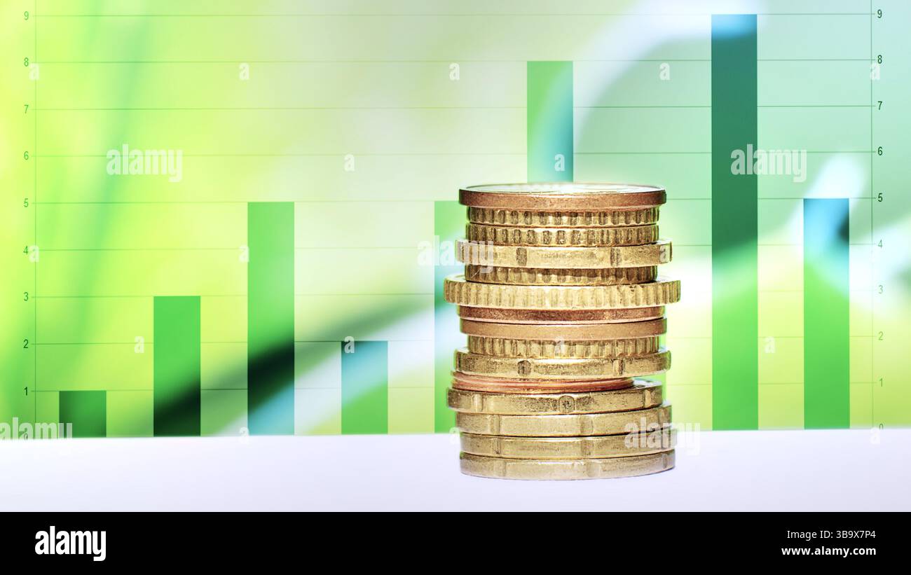 Gestapelte Münzen symbolisieren den finanziellen Erfolg und das Investitionswachstum, die vor grünen Balkendiagrammen platziert werden, die einen Aufwärtstrend bei der Wirtschaftsleistung anzeigen Stockfoto
