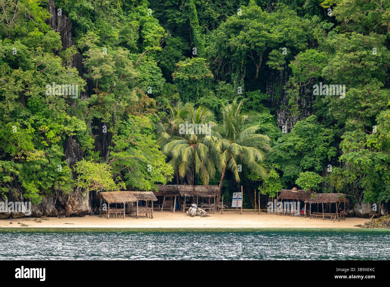 Unberührtes Wasser in Coron, Palawan, umgeben von Kalksteinklippen Stockfoto Unberührtes Wasser in Coron, Palawan, umgeben von Kalksteinklippen Stockfoto