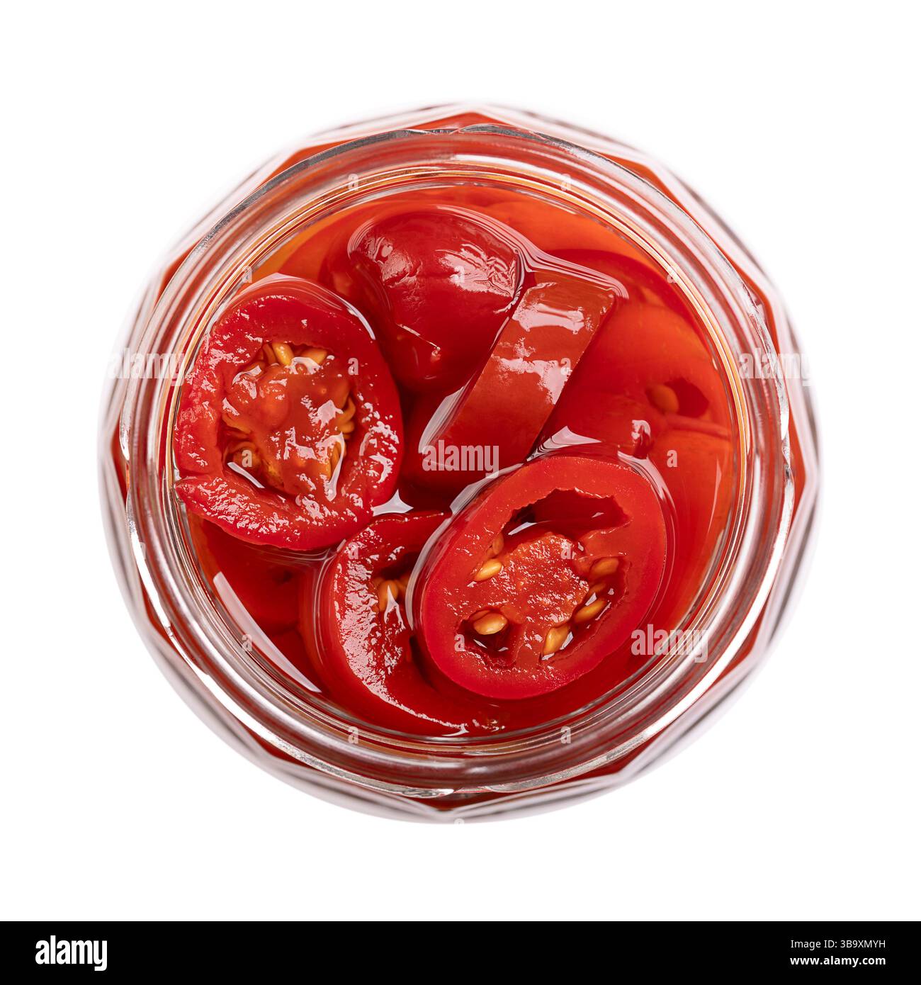 Eingelegte rote Jalapeno-Scheiben, in einem offenen Glas mit Schraubverschluss, isoliert, von oben. Mittelgroße heiße rote Chilischoten, in Querschnitte geschnitten. Stockfoto