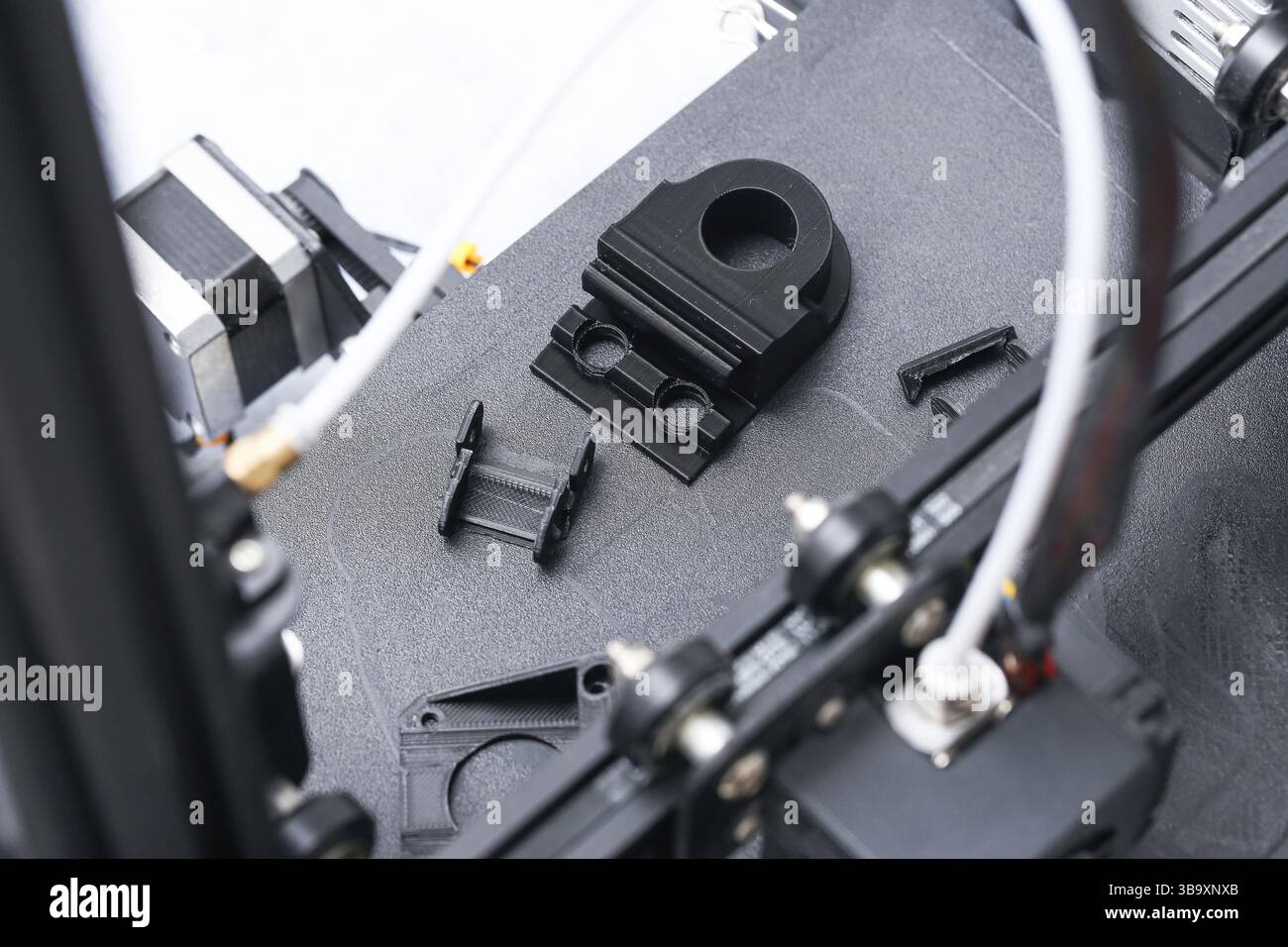 3D-Druckdüseneinheit. Nahansicht der Extruderkomponenten. Technischer Aufbau des 3D-Druckkopfes. Hochpräzises Maschinenteil. Mechanische Struktur Stockfoto