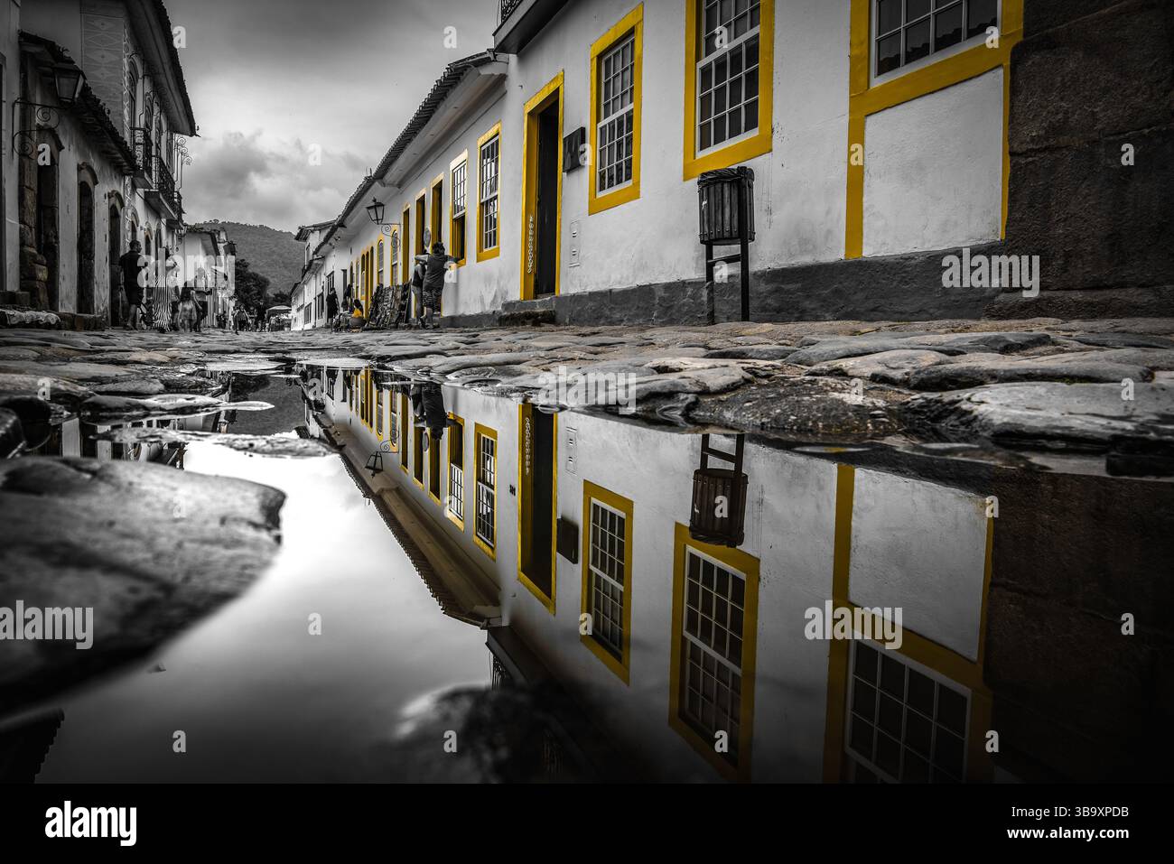 Pfützen Reflexion von Kolonialgebäuden in Paraty mit selektiver Farbe - Brasilien Stockfoto