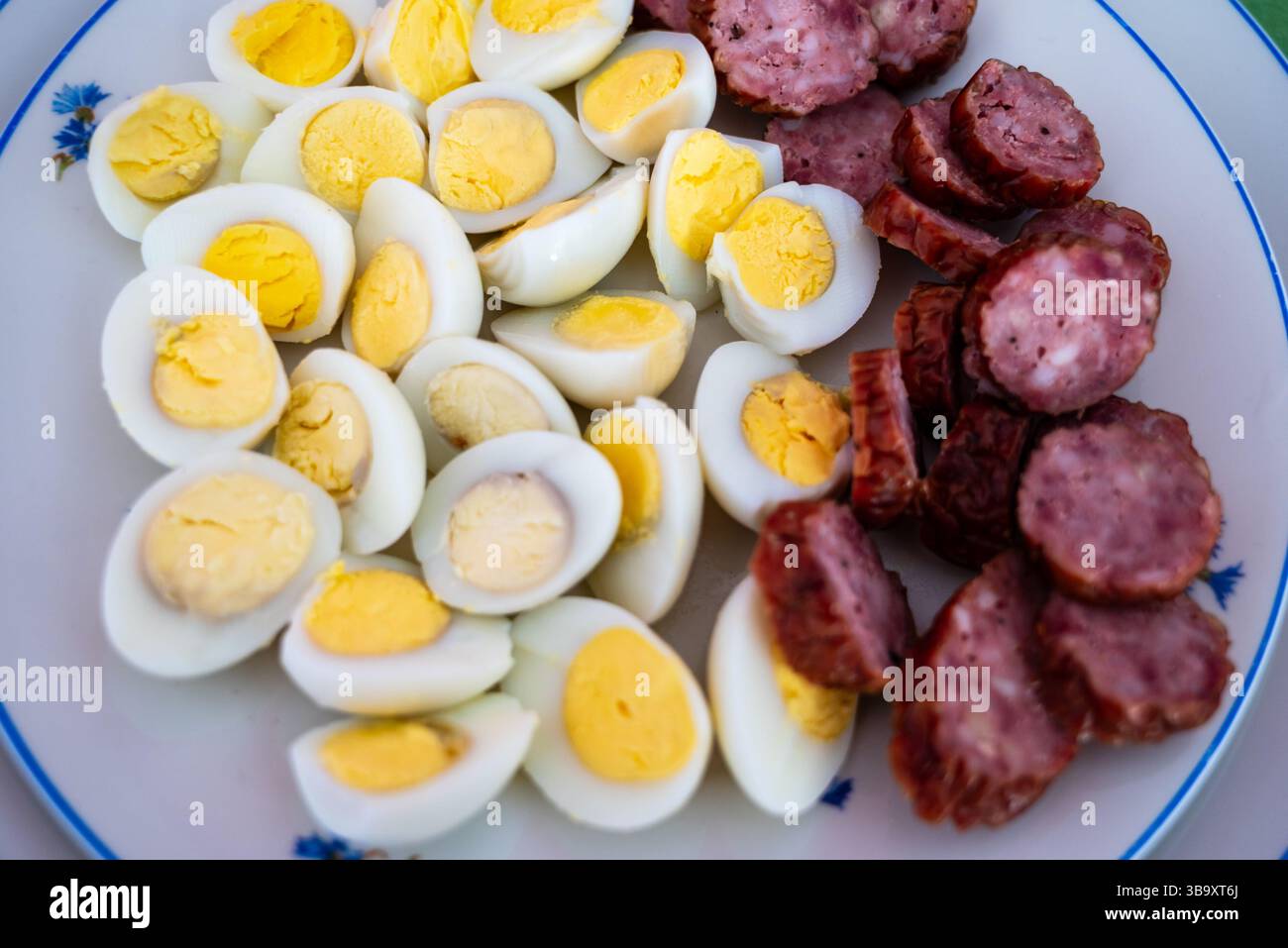 Teller mit gekochten hart gekochten Eiern und polnischer Kielbasa „Wurst“ traditionelles ostergericht swiecona „heilig“ Stockfoto