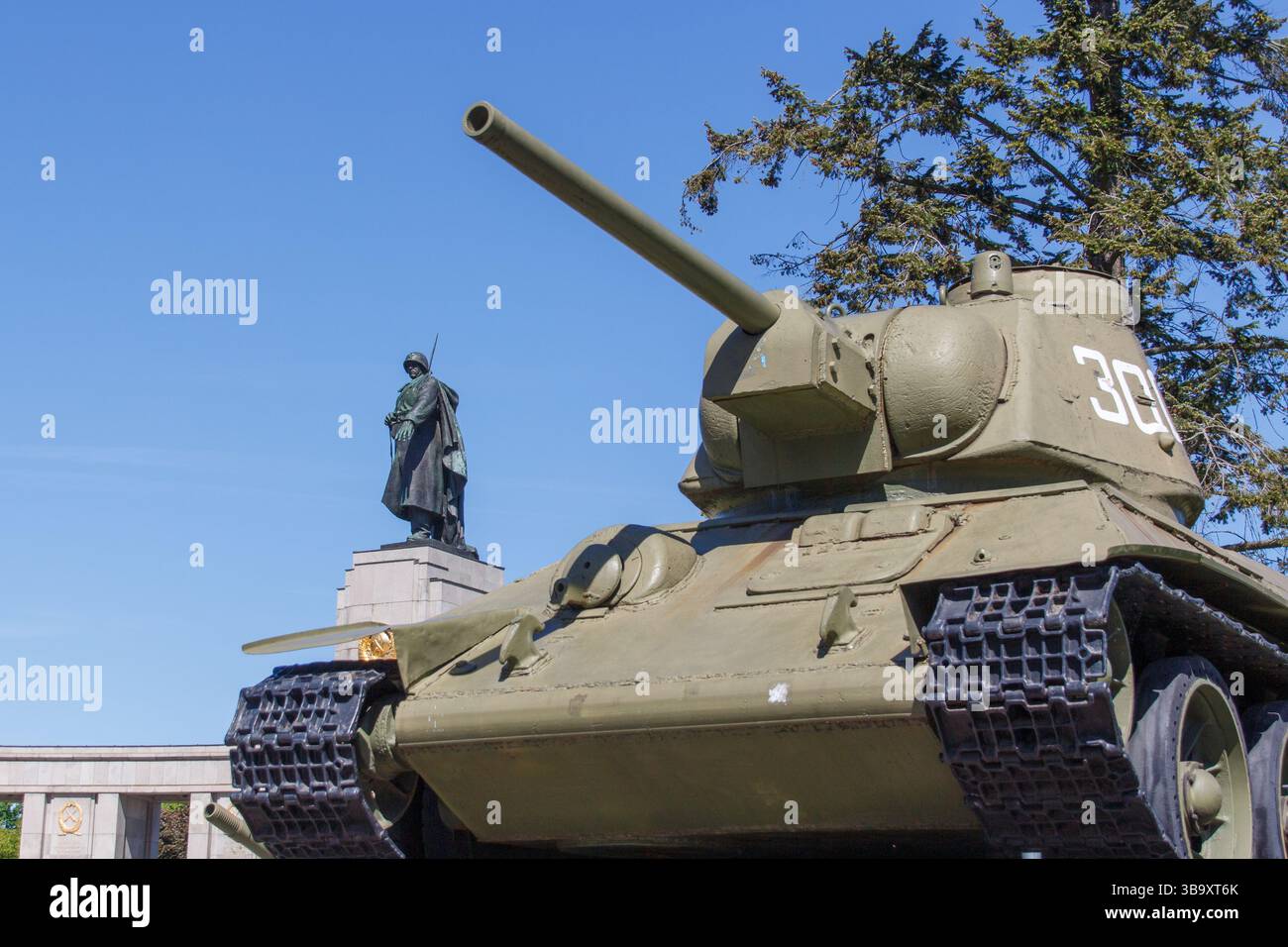 Ein T-34-Panzer am sowjetischen Kriegsdenkmal in Tiergarten, Berlin Stockfoto
