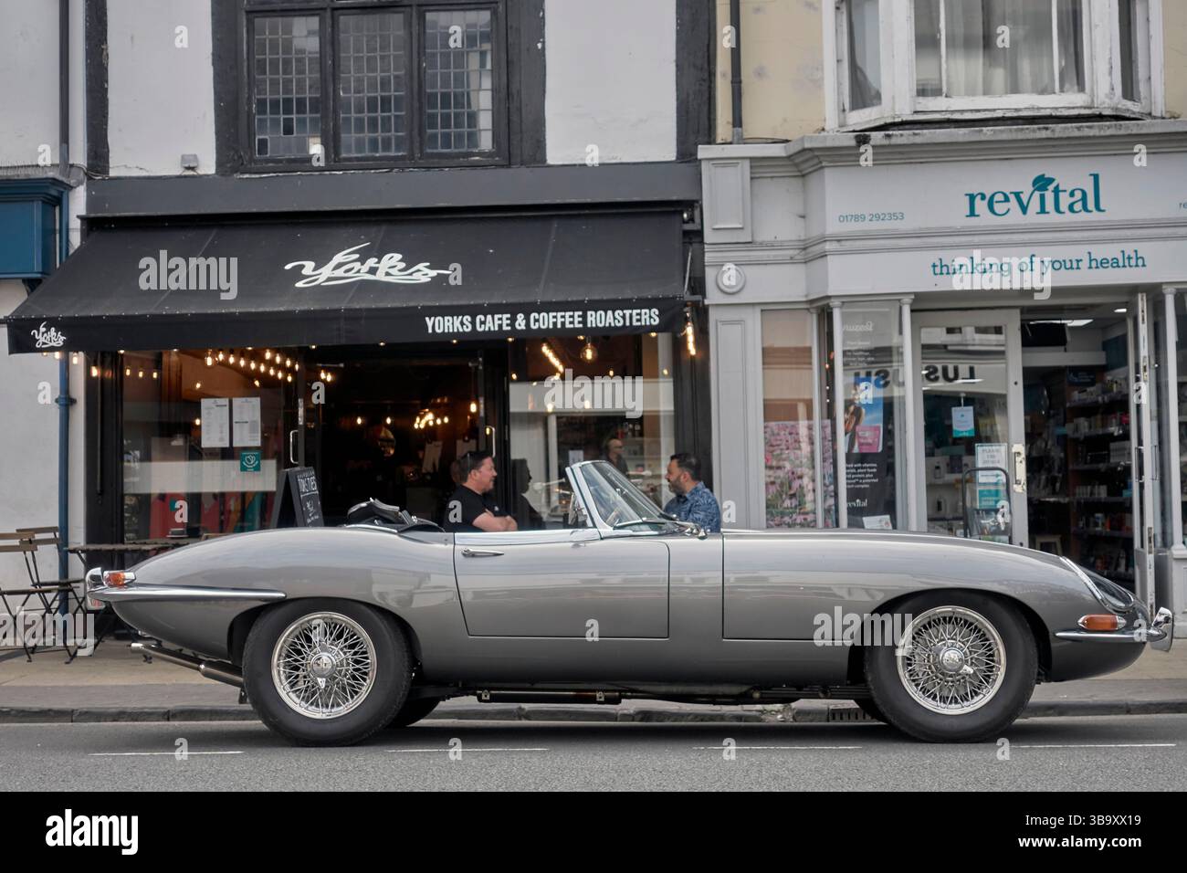 Jaguar E-Typ Cabriolet, Silber, 1965, legendärer britischer Sportwagen Stockfoto