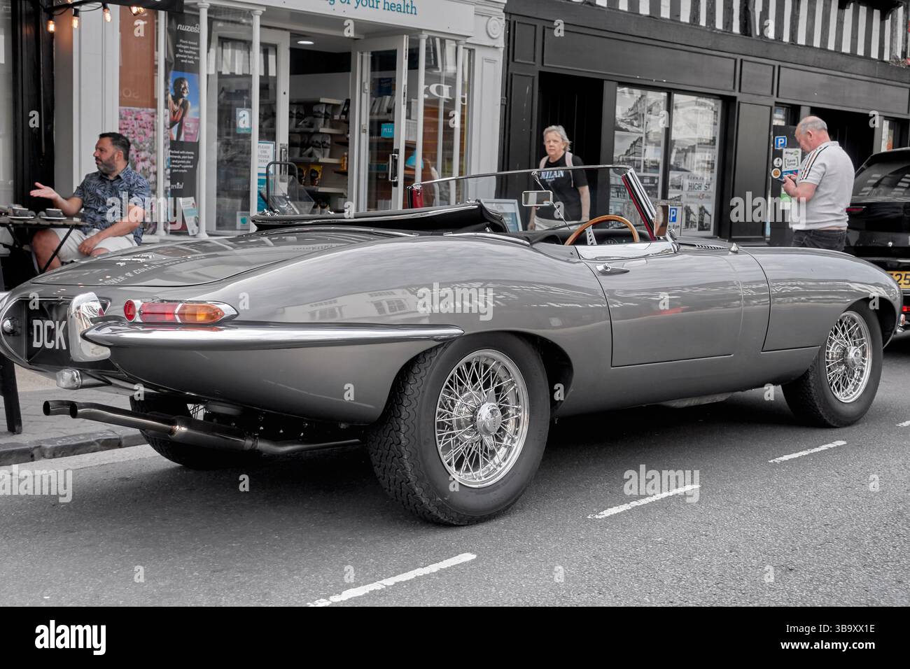 Jaguar E-Typ Cabriolet, Silber, 1965, legendärer britischer Sportwagen Stockfoto
