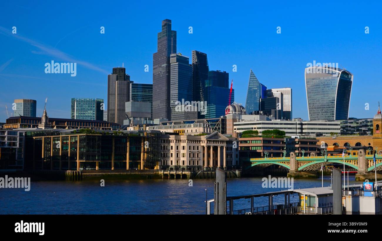 Stadtbild der Stadt London von der anderen Seite der Themse am Bankside Jetty mit Blick auf die Southwark Bridge und den Finanzsektor von London bei hellem Sonnenlicht. Stockfoto