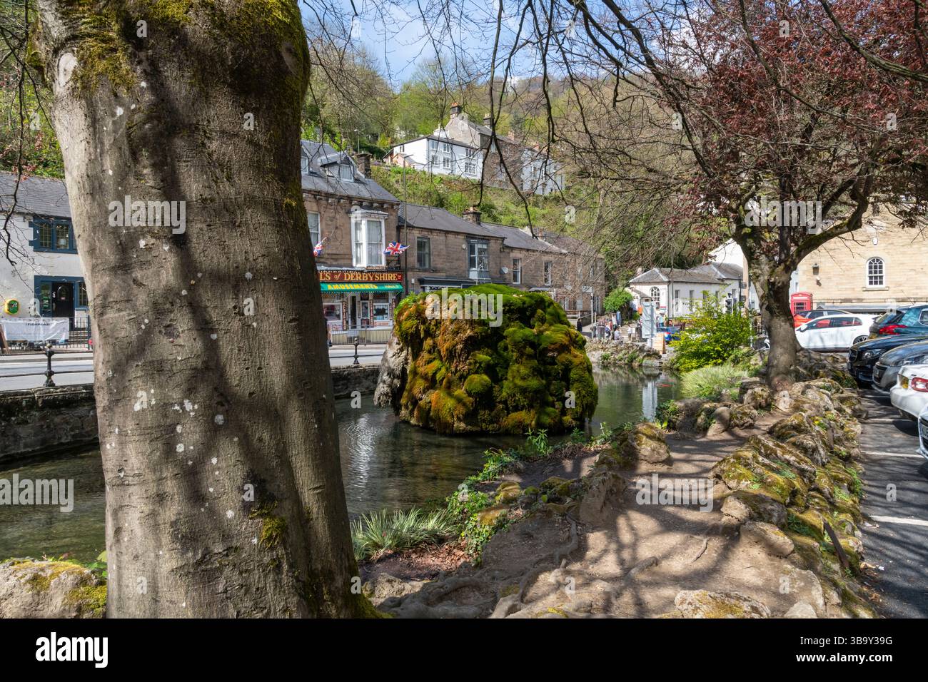 Fischteich und Tuffbrunnen in der malerischen Kurstadt Matlock Bath in Derbyshire, England. Stockfoto