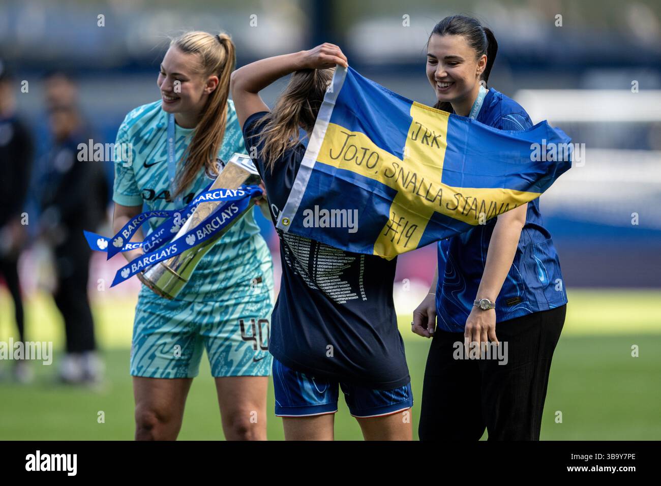 GB London 10. MAI: Katie Cox, Nathalie Bjorn feiern mit der Flagge Schwedens, nachdem sie die Liga während der Barclays Women's Super League-Match-Wette gewonnen haben Stockfoto
