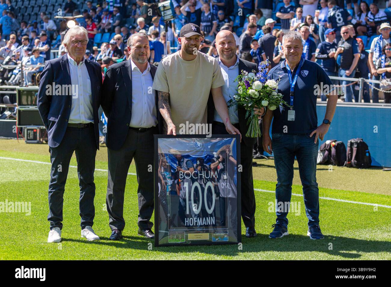 Sport, Fußball, Bundesliga, 2024/2025, VfL Bochum vs. 1. FSV Mainz 05 1-4, 10.05.2025, Vonovia Ruhr Stadion, Ehre für Philipp Hofmann (BO) mi. Zu seinem 100. Bochumer Spiel, auch abgebildet f.l.t.r. Franz Josef Tenhagen, Präsidiumsmitglied (BO), Ilja Kaenzig, Management Speaker (BO), Dirk Dufner, manager Sport (BO), Uwe Tigges, Chairman of the Board (BO), DFL-VORSCHRIFTEN VERBIETEN DIE VERWENDUNG VON FOTOS ALS BILDSEQUENZEN UND/ODER QUASI-VIDEO Stockfoto