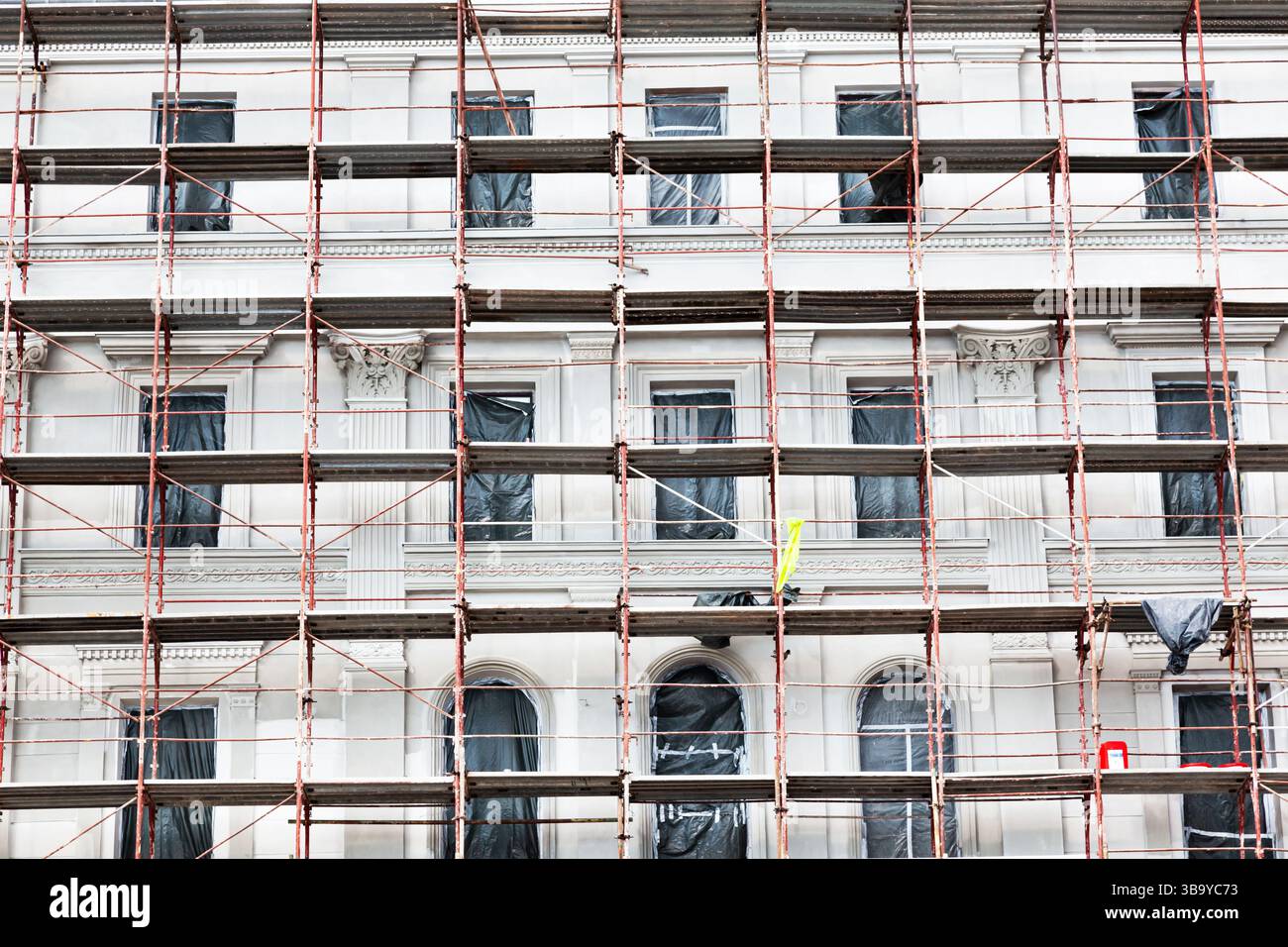Rekonstruktion eines alten Gebäudes mit Gerüsten. Stockfoto