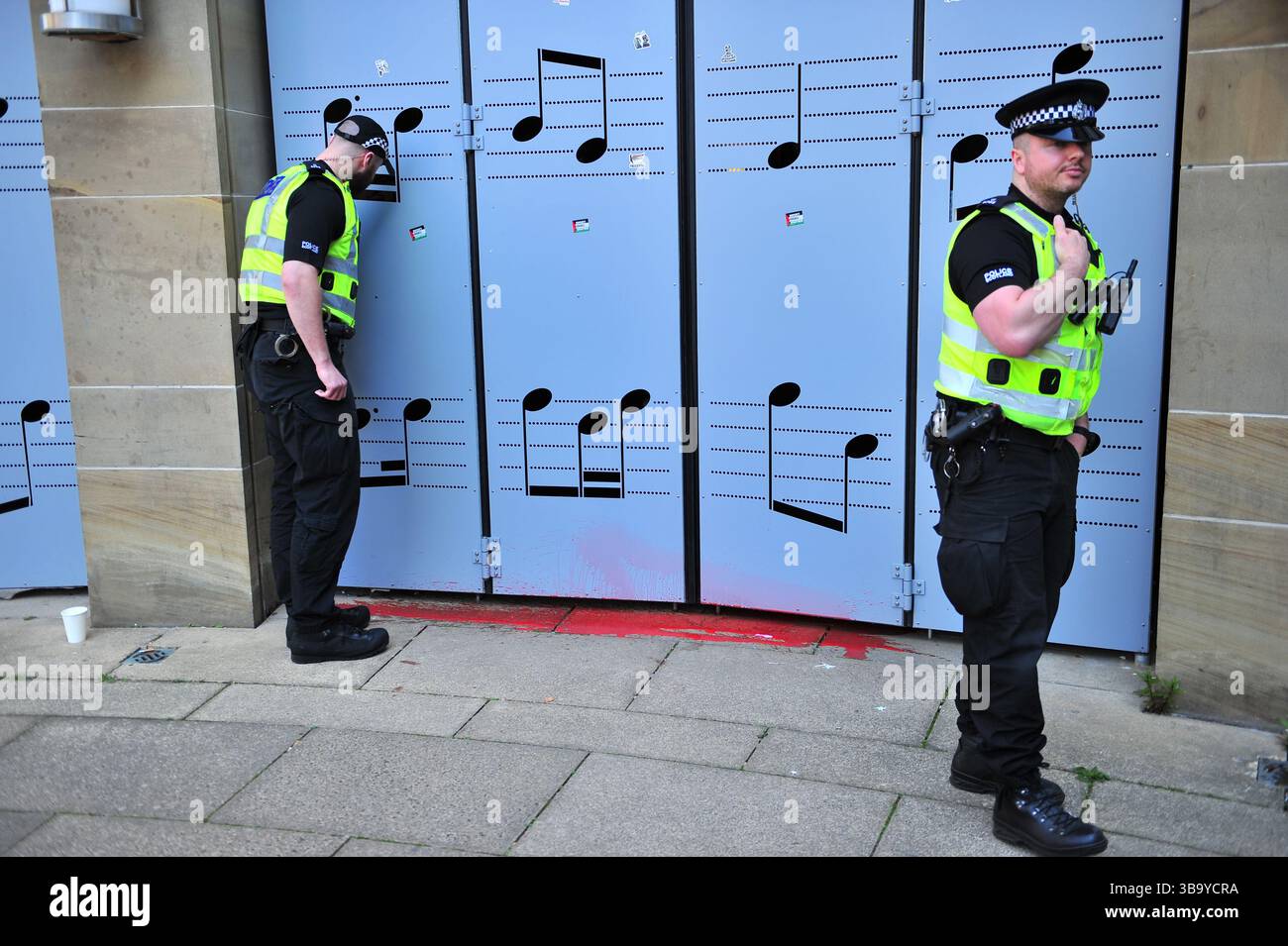Glasgow, Großbritannien. 11. Mai 2025: Die Polizei beobachtet, wie sie Kollegen beobachtet hat, die sich während des Protestes hinter der Barriere befanden. Demonstranten versammelten sich vor den Stufen der Buchannan Street, um gegen die israelische Besetzung Palästinas und den vom Westen unterstützten Völkermord an den Palästinensern zu protestieren. Quelle: Eastern Goodwin Media/Alamy Live News Stockfoto