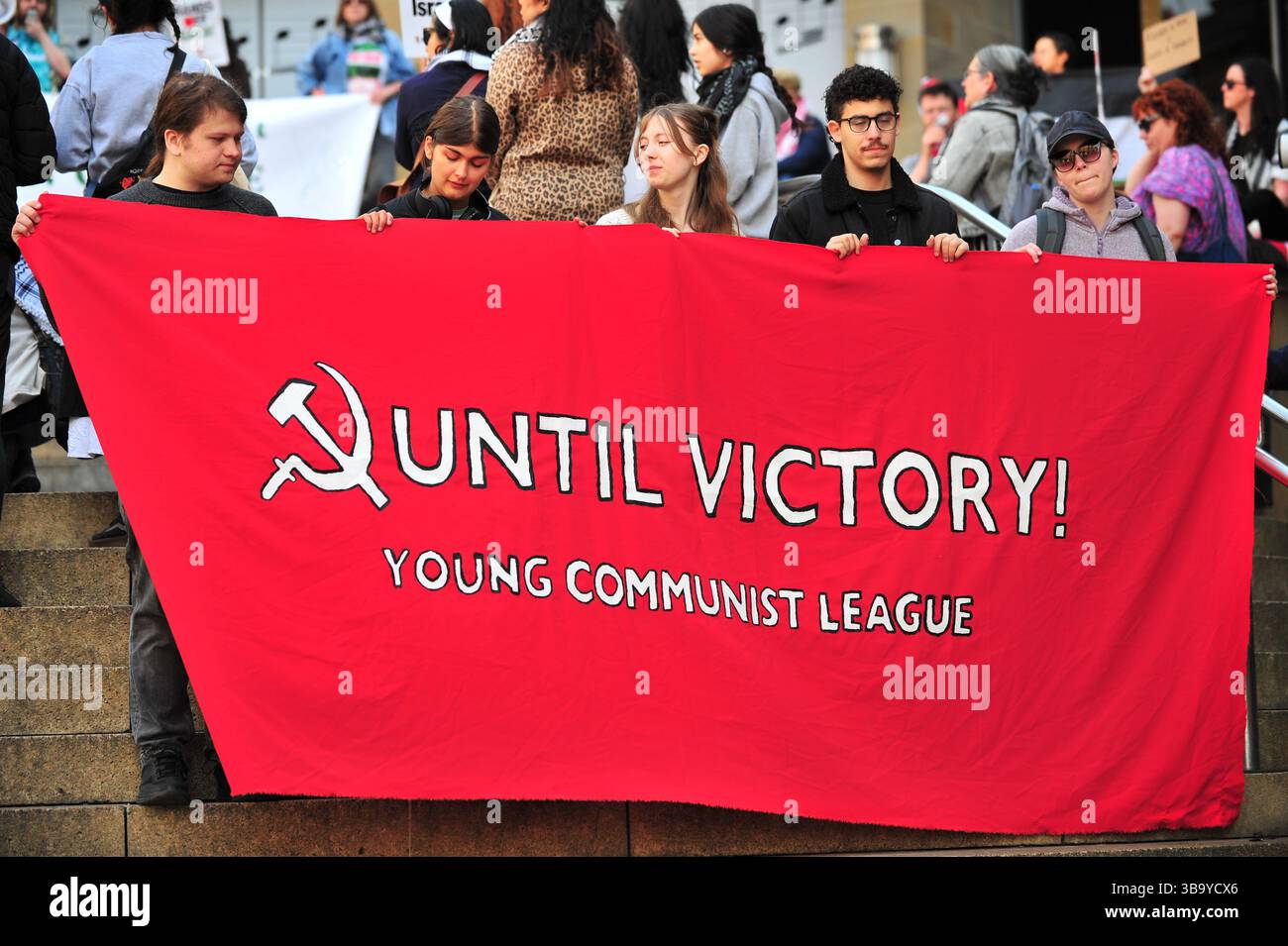 Glasgow, Großbritannien. 11. Mai 2025: Demonstranten halten während des Protestes ein Banner. Demonstranten versammelten sich vor den Stufen der Buchannan Street, um gegen die israelische Besetzung Palästinas und den vom Westen unterstützten Völkermord an den Palästinensern zu protestieren. Quelle: Eastern Goodwin Media/Alamy Live News Stockfoto