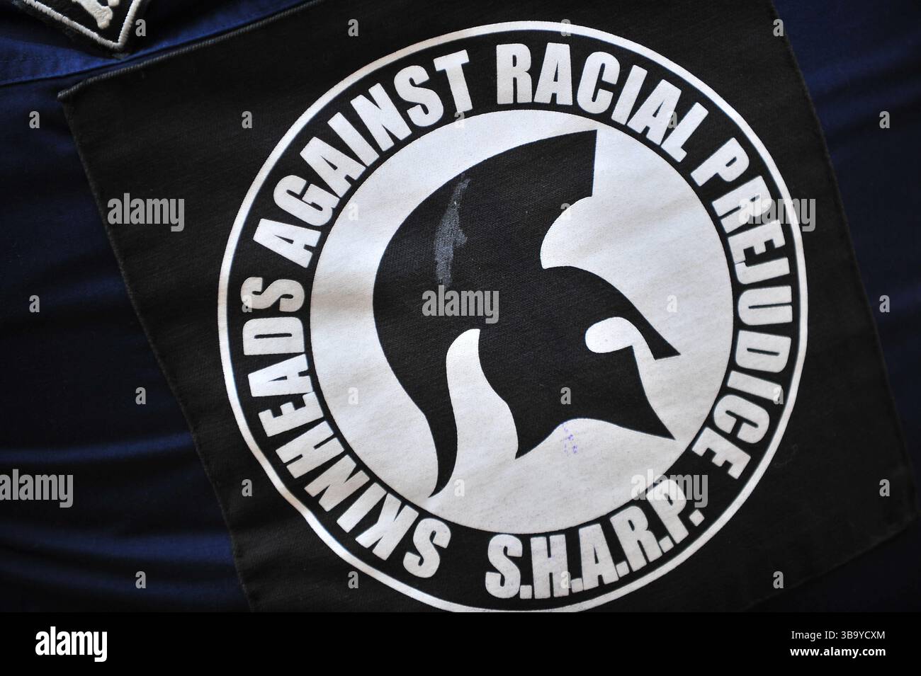 Glasgow, Großbritannien. 11. Mai 2025: Demonstranten tragen während des Protestes eine Jacke mit einem Logo. Demonstranten versammelten sich vor den Stufen der Buchannan Street, um gegen die israelische Besetzung Palästinas und den vom Westen unterstützten Völkermord an den Palästinensern zu protestieren. Quelle: Eastern Goodwin Media/Alamy Live News Stockfoto