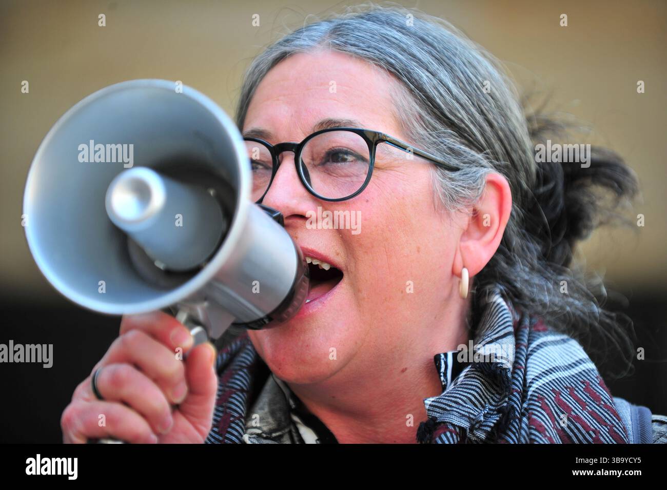 Glasgow, Großbritannien. 11. Mai 2025: Demonstranten werden während des Protestes rufe geschrien. Demonstranten versammelten sich vor den Stufen der Buchannan Street, um gegen die israelische Besetzung Palästinas und den vom Westen unterstützten Völkermord an den Palästinensern zu protestieren. Quelle: Eastern Goodwin Media/Alamy Live News Stockfoto