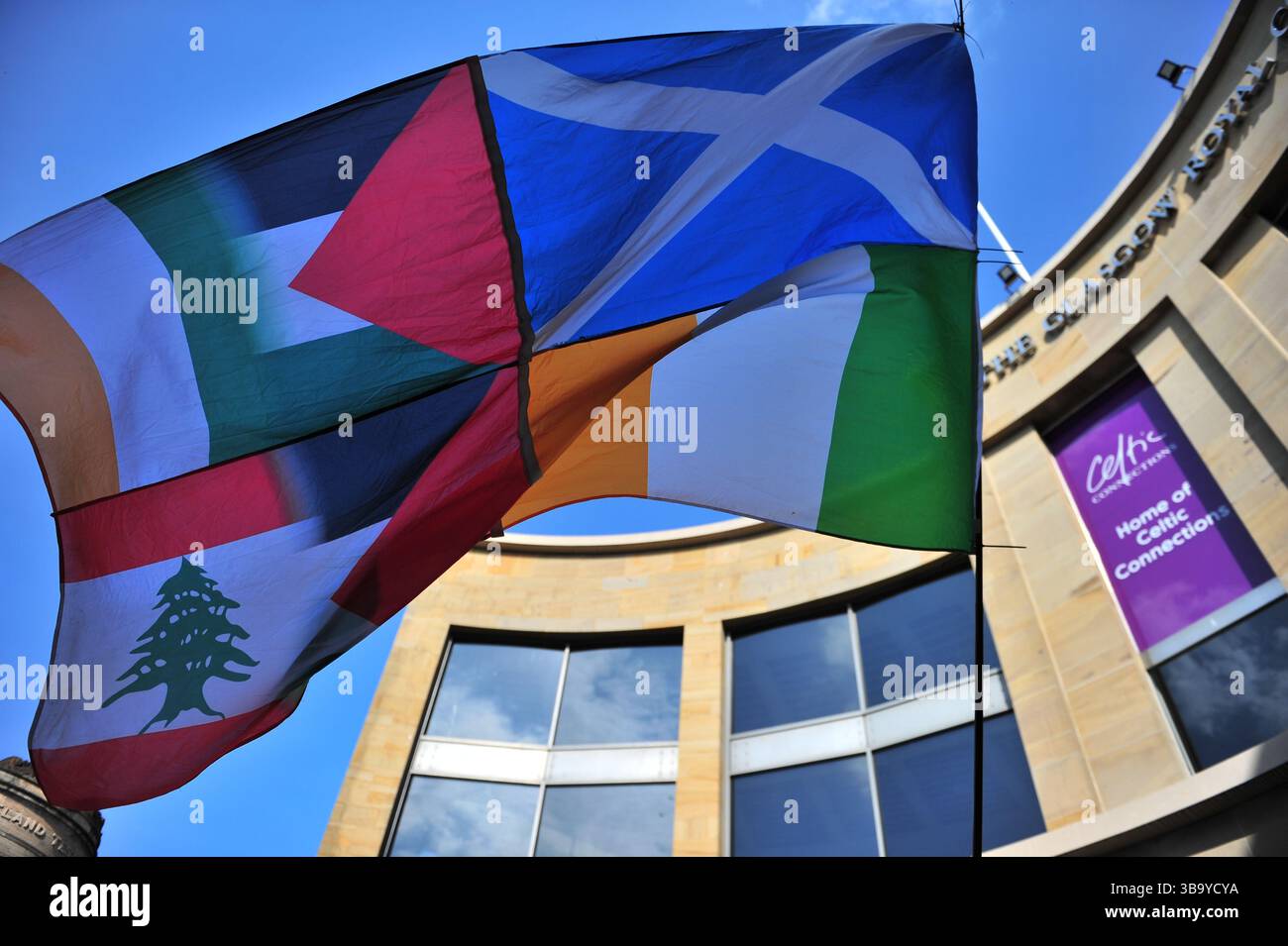 Glasgow, Großbritannien. 11. Mai 2025 - während des Protestes werden verschiedene Flaggen geflogen. Demonstranten versammelten sich vor den Stufen der Buchannan Street, um gegen die israelische Besetzung Palästinas und den vom Westen unterstützten Völkermord an den Palästinensern zu protestieren. Quelle: Eastern Goodwin Media/Alamy Live News Stockfoto