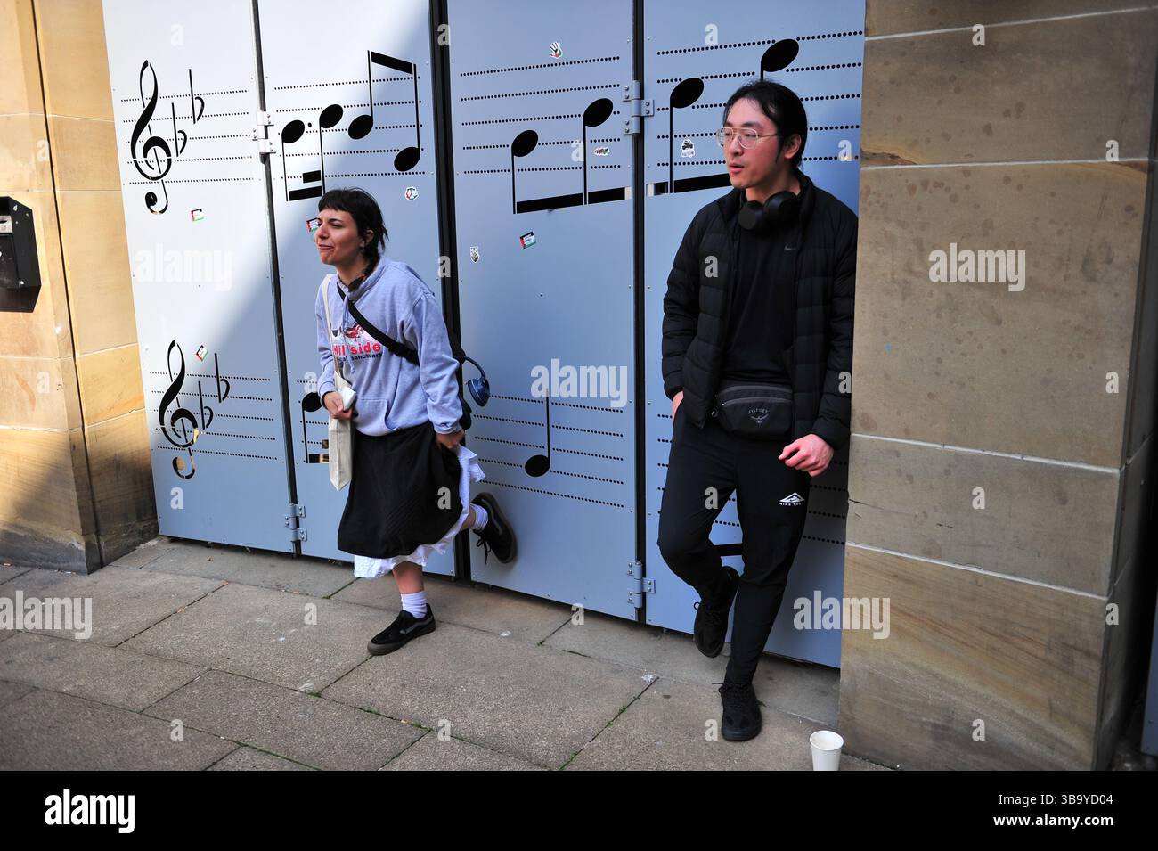 Glasgow, Großbritannien. 11. Mai 2025 - Demonstranten werden während des Protestes gesehen, wie sie auf eine Barriere stoßen. Demonstranten versammelten sich vor den Stufen der Buchannan Street, um gegen die israelische Besetzung Palästinas und den vom Westen unterstützten Völkermord an den Palästinensern zu protestieren. Quelle: Eastern Goodwin Media/Alamy Live News Stockfoto
