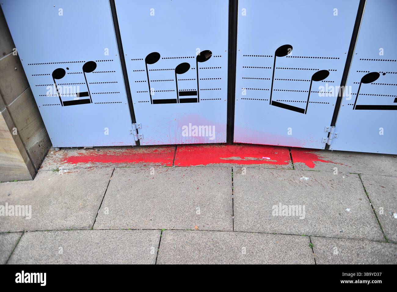 Glasgow, Großbritannien. 11. Mai 2025 - während des Protestes wird Fake Blood über die Vorderseite des Glasgow RCH gegossen. Demonstranten versammelten sich vor den Stufen der Buchannan Street, um gegen die israelische Besetzung Palästinas und den vom Westen unterstützten Völkermord an den Palästinensern zu protestieren. Quelle: Eastern Goodwin Media/Alamy Live News Stockfoto
