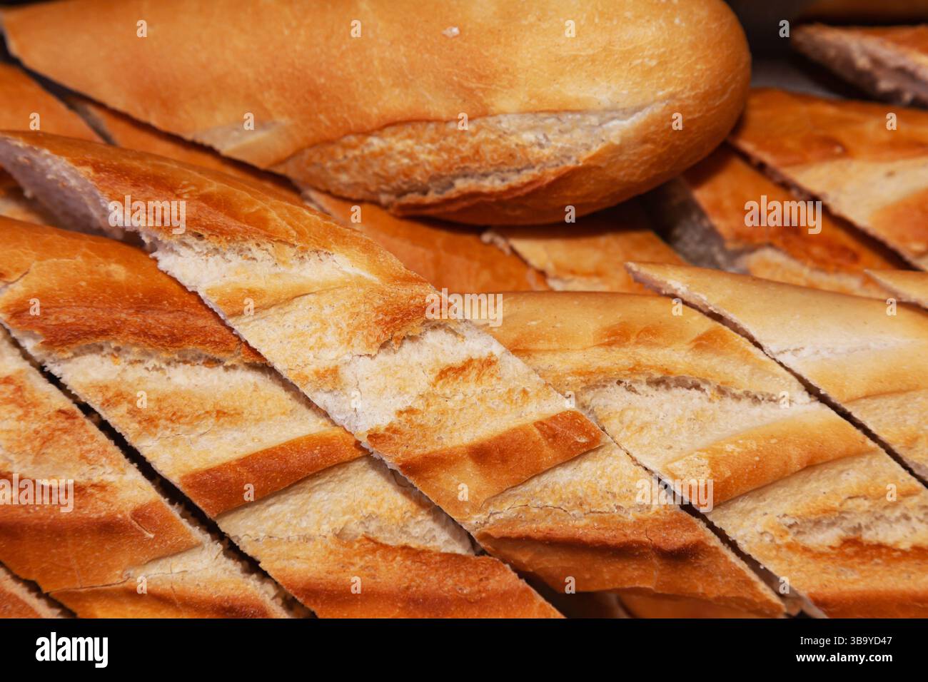 Mehrere französische Baguettes in Stücke geschnitten, Nahaufnahme. Weißbrot. Stockfoto