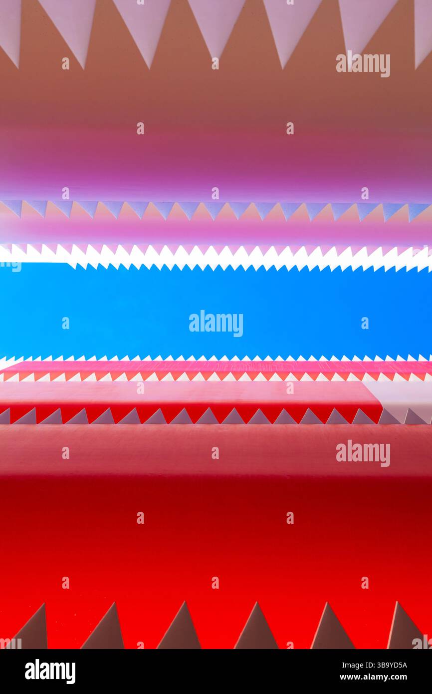 Gezackte Kanten gefalteter Windkraftanlagenblätter vor blauem Hintergrund, Ansicht von unten. Stockfoto
